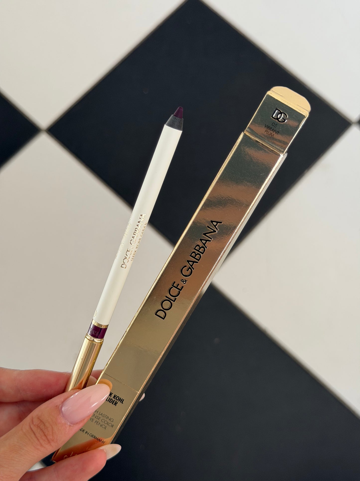 DOLCE&GABBANA Sleek Khol Glider 
10H Lasting Intense Color Eye Pencil (05)