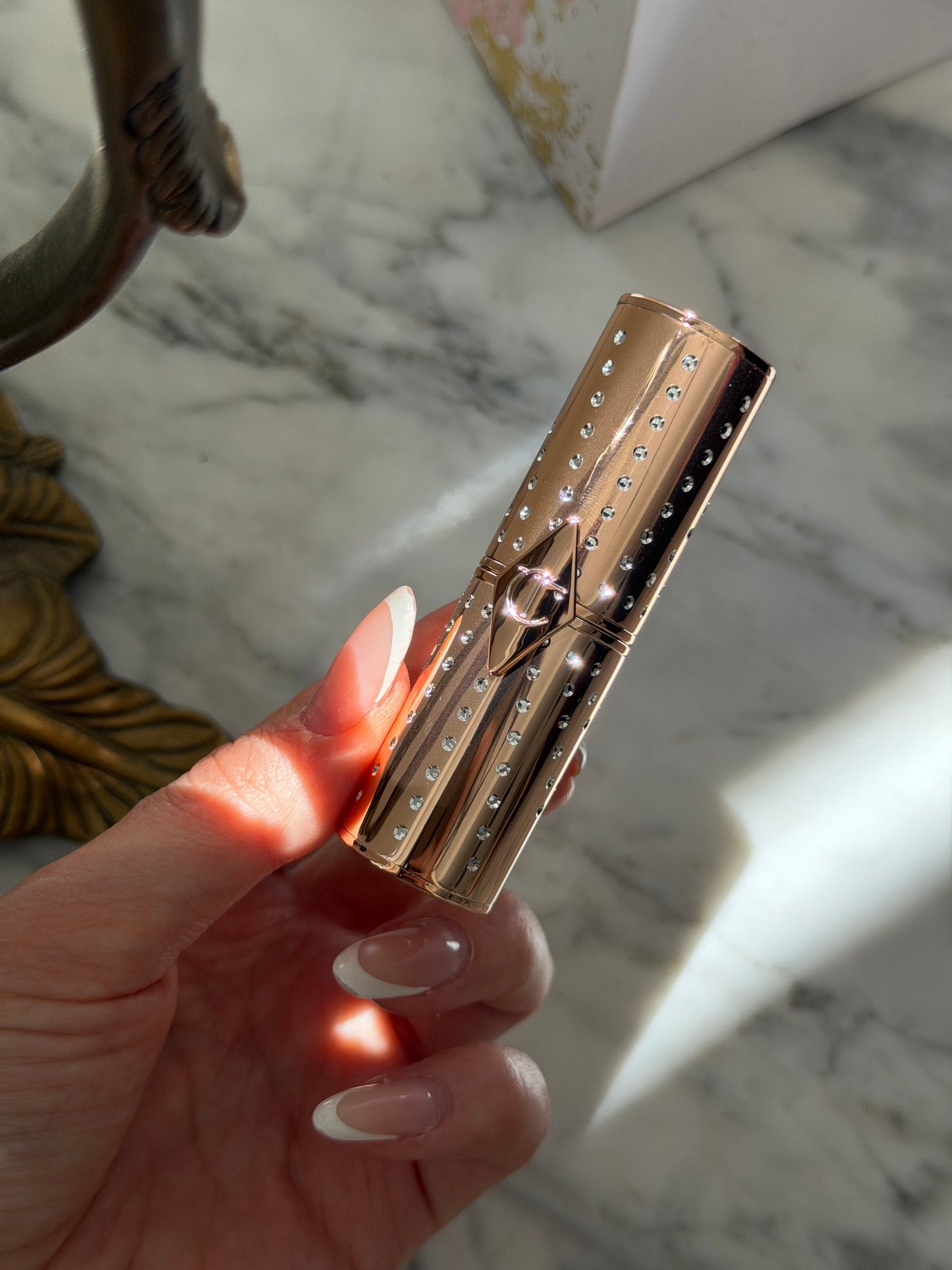 CHARLOTTE TILBURY
Look Of Love Lipstick
K.I.S.S.I.N.G - Nude Romance