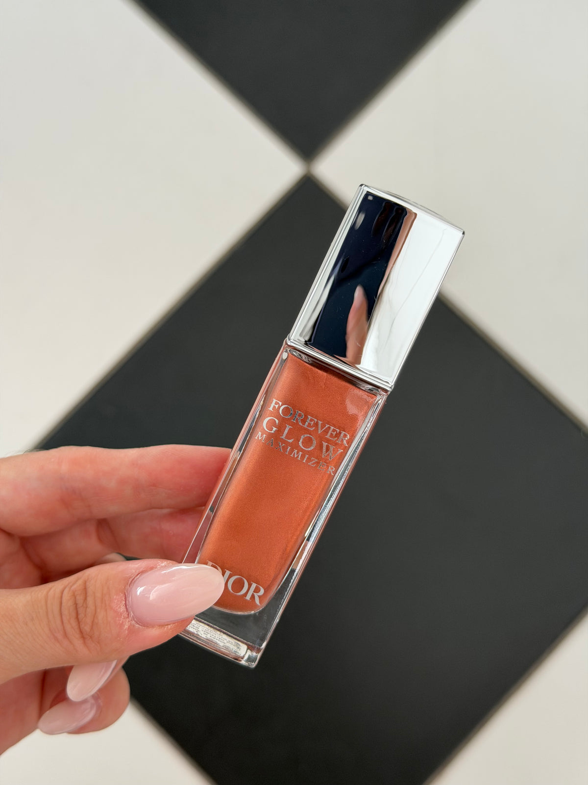 DIOR Forever Glow Maximizer (Copper)
Liquid Highlighter - Long Wear - Intense Luminous And Multi-Use