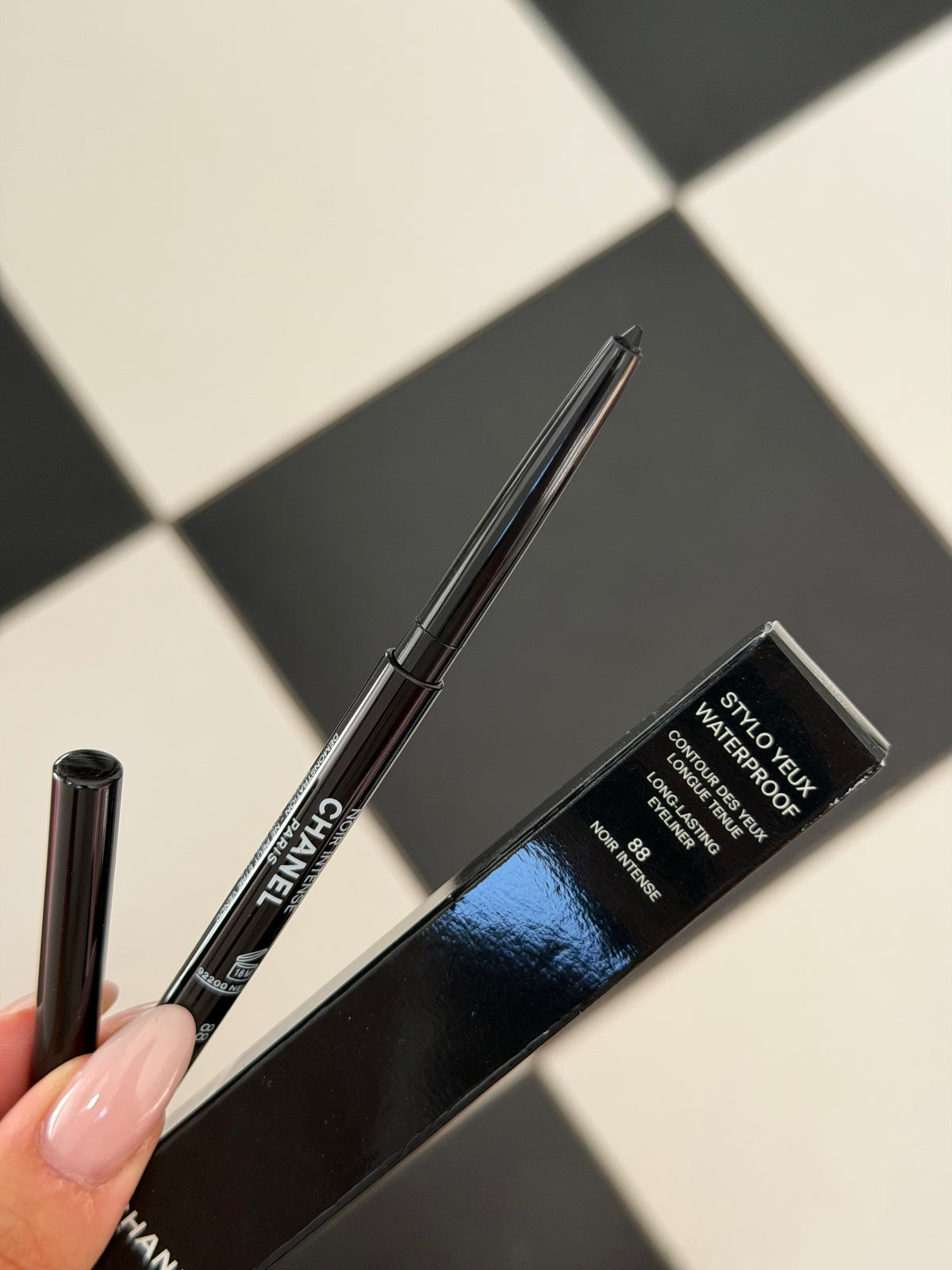 CHANEL Stylo Eyes Waterproof (88)
Long-Lasting Eyeliner