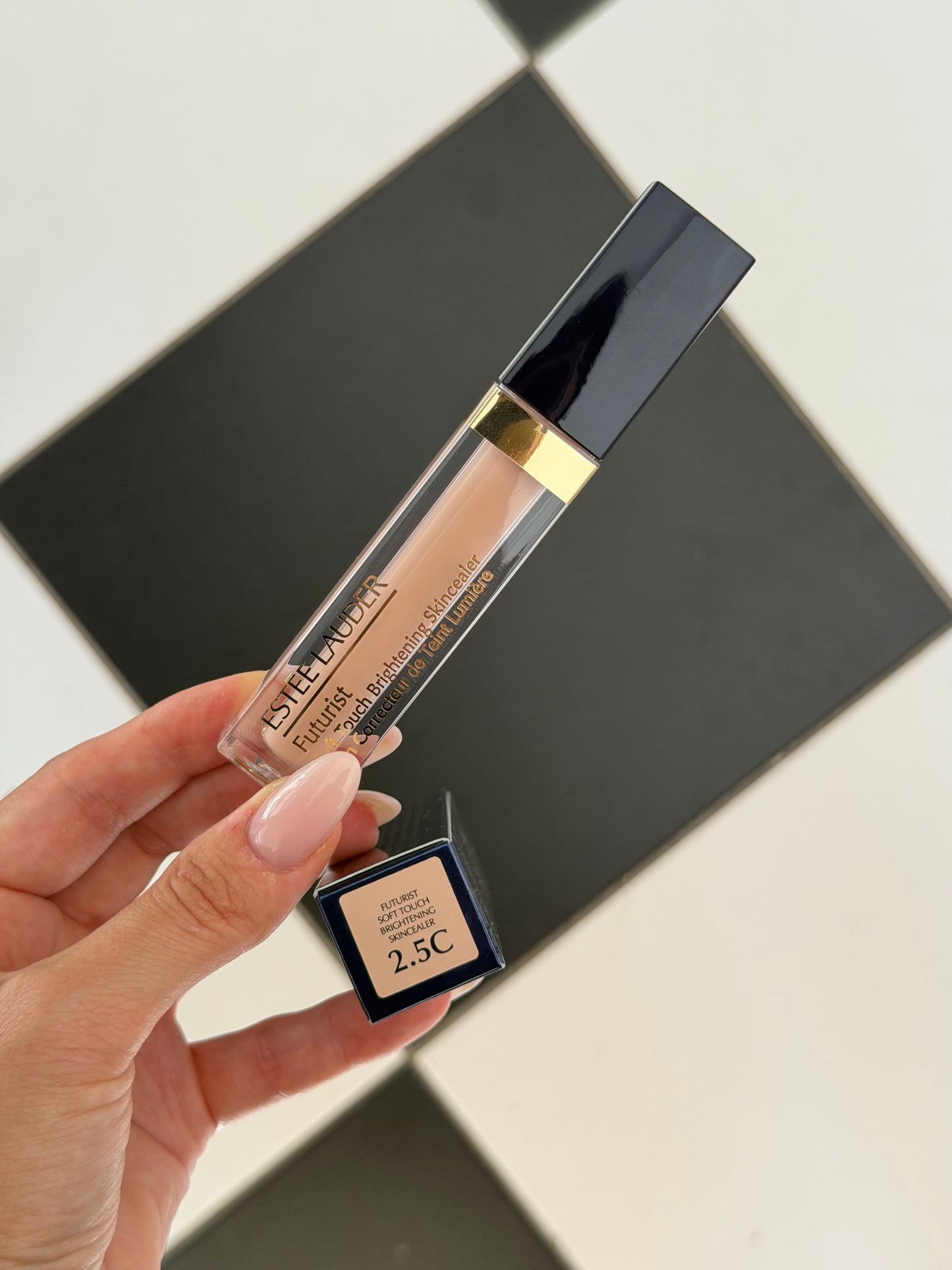 ESTÉE LAUDER Futurist
Soft Touch Brightening Skincealer Concealer (2.5C)
