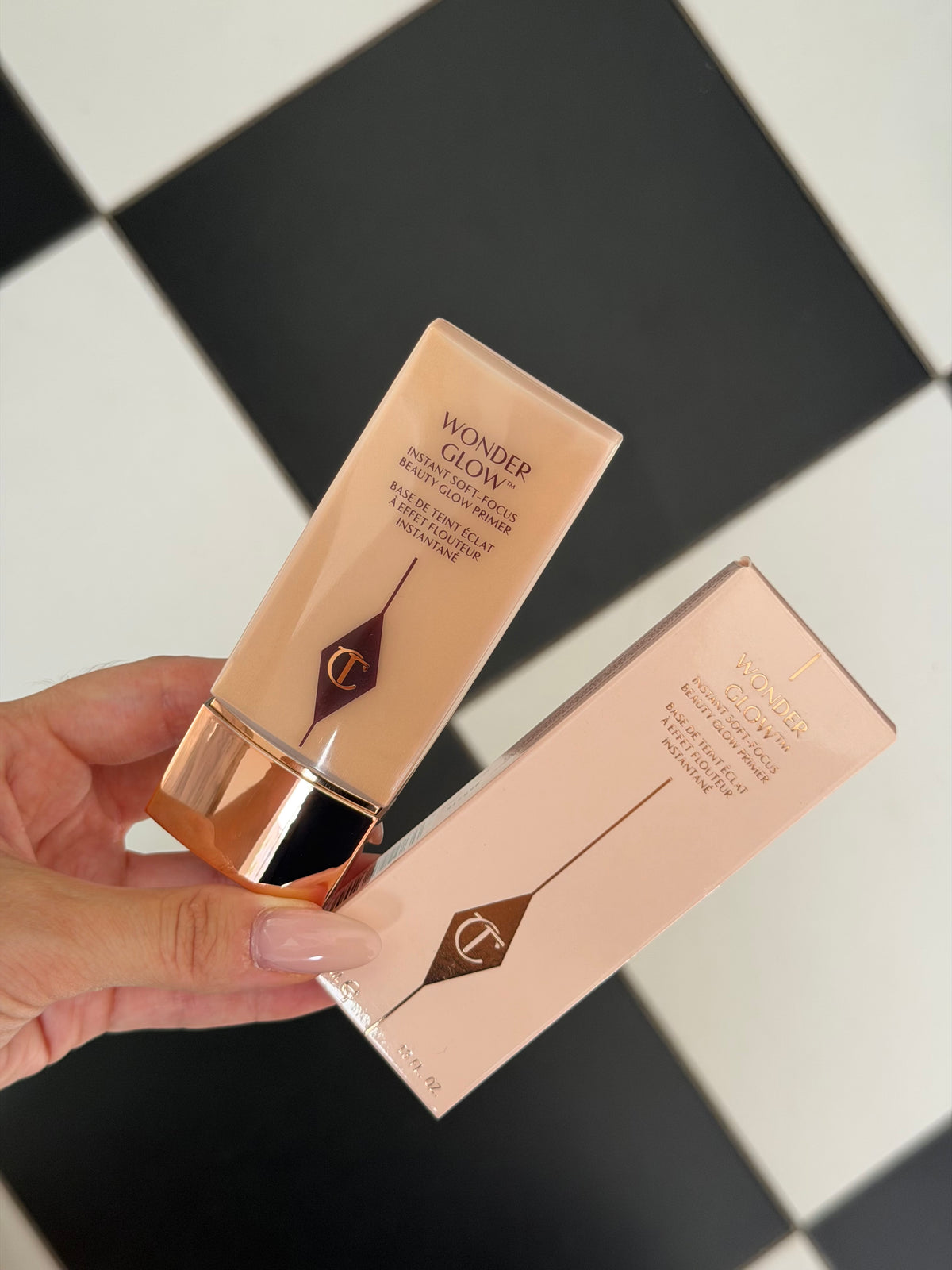 CHARLOTTE TILBURY
WonderGlow Primer
Instant Soft-Focus Beauty Glow