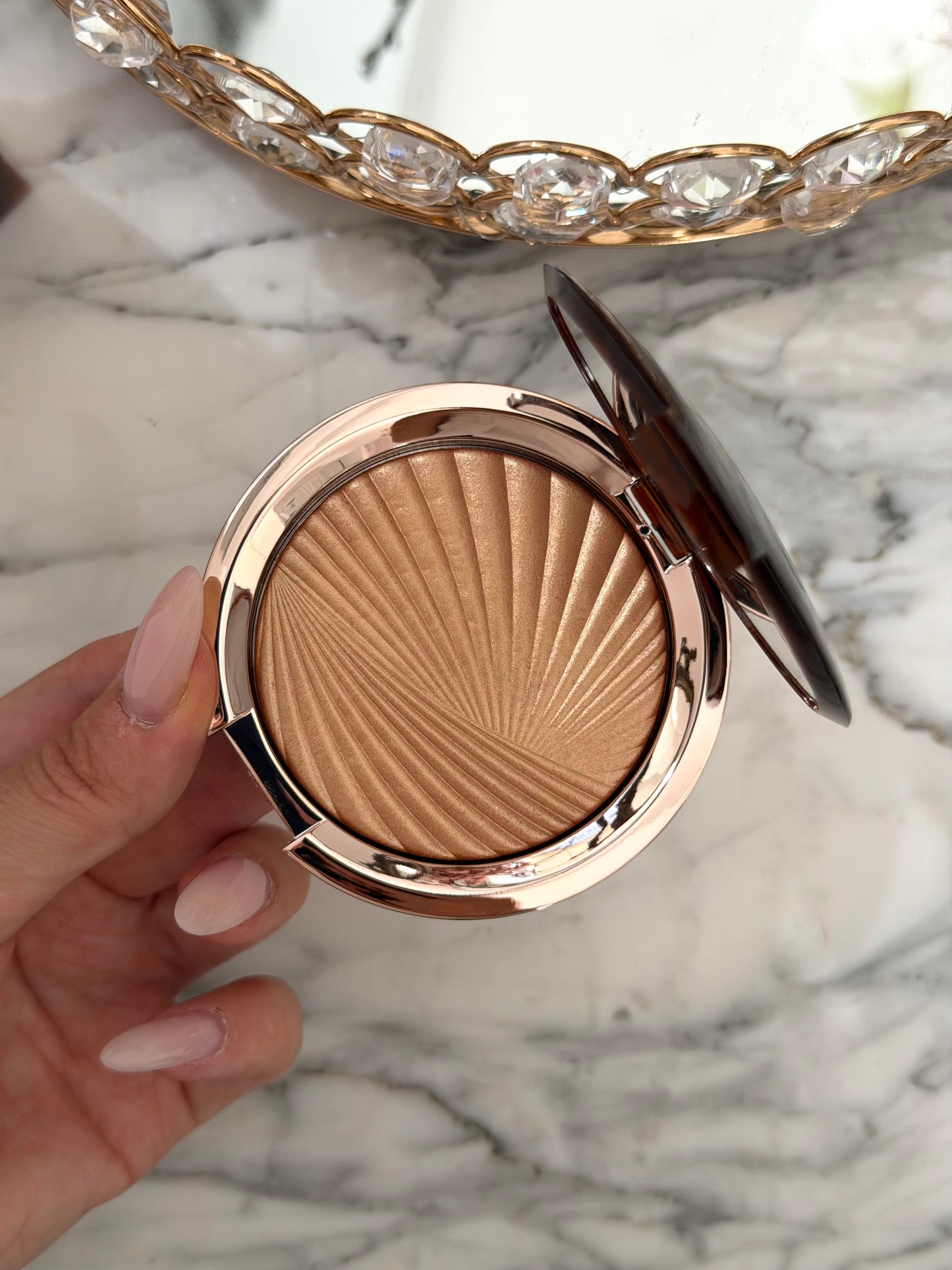 ESTÉE LAUDER Bronze Goddess
Highlighting Powder Gelée (02)