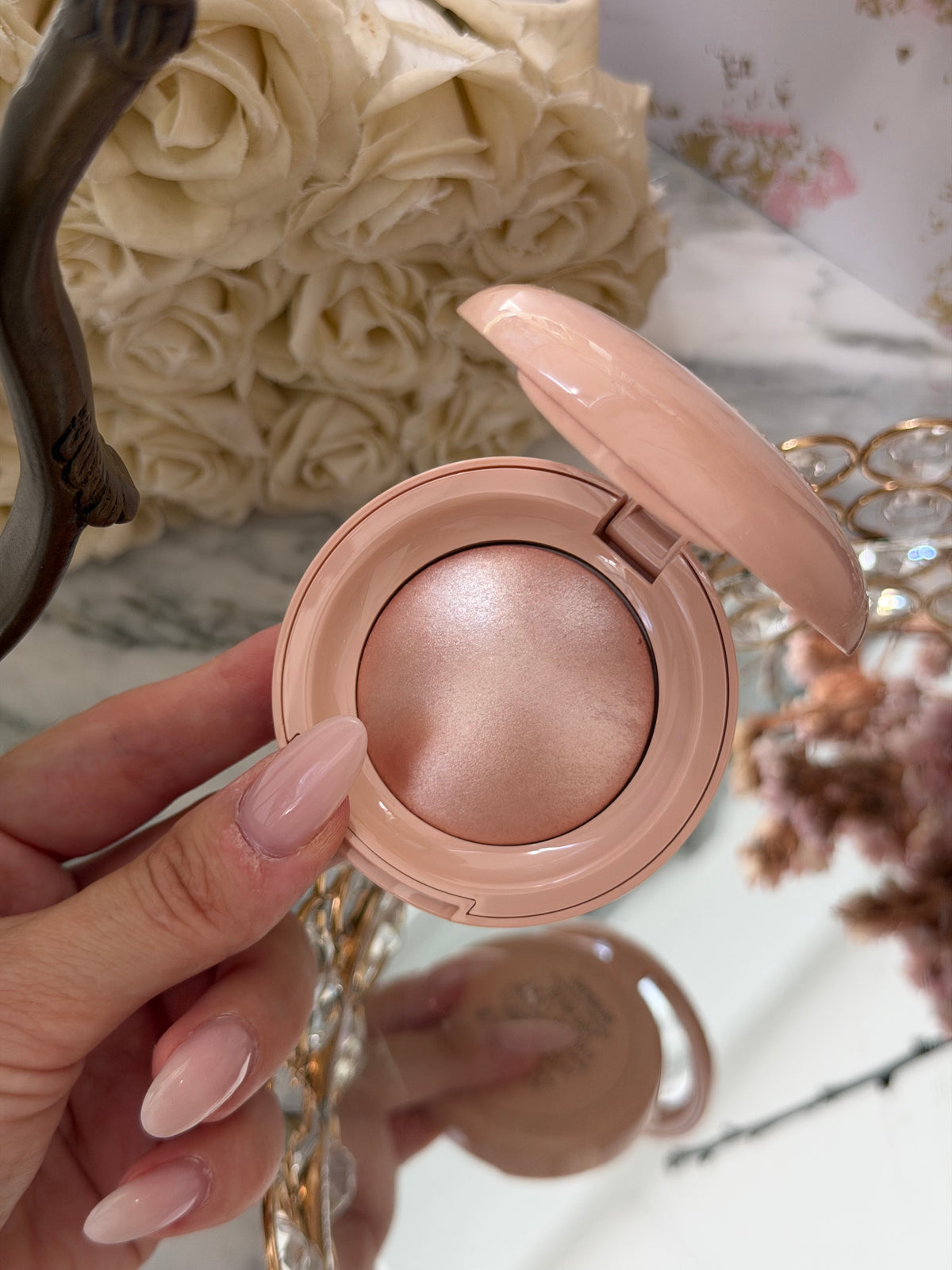 RARE BEAUTY Positive Light Silky Touch Highlighter - Mesmerize