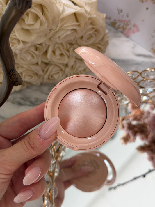 RARE BEAUTY Positive Light Silky Touch Highlighter - Mesmerize