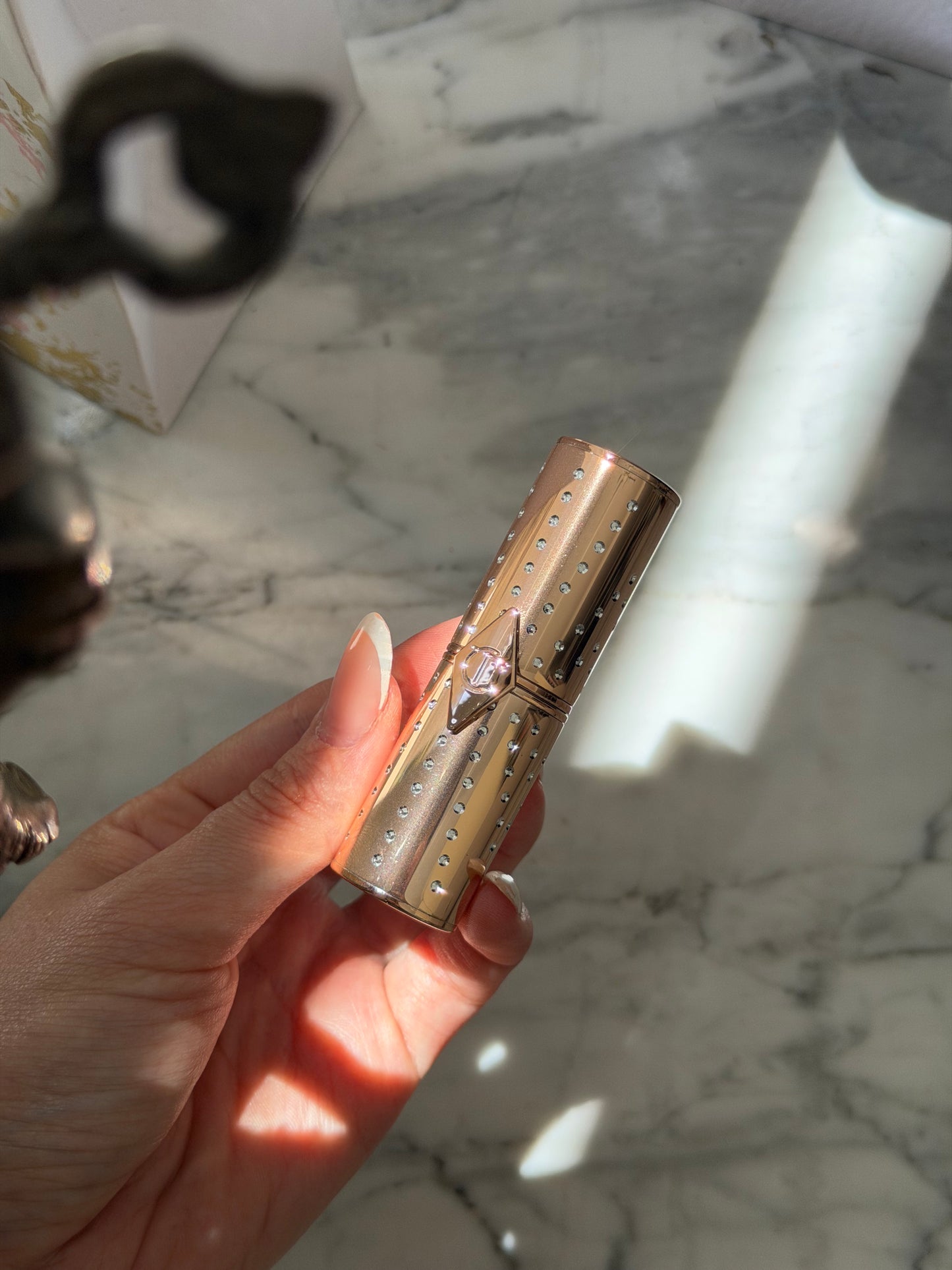 CHARLOTTE TILBURY
Look Of Love Lipstick
K.I.S.S.I.N.G - Nude Romance