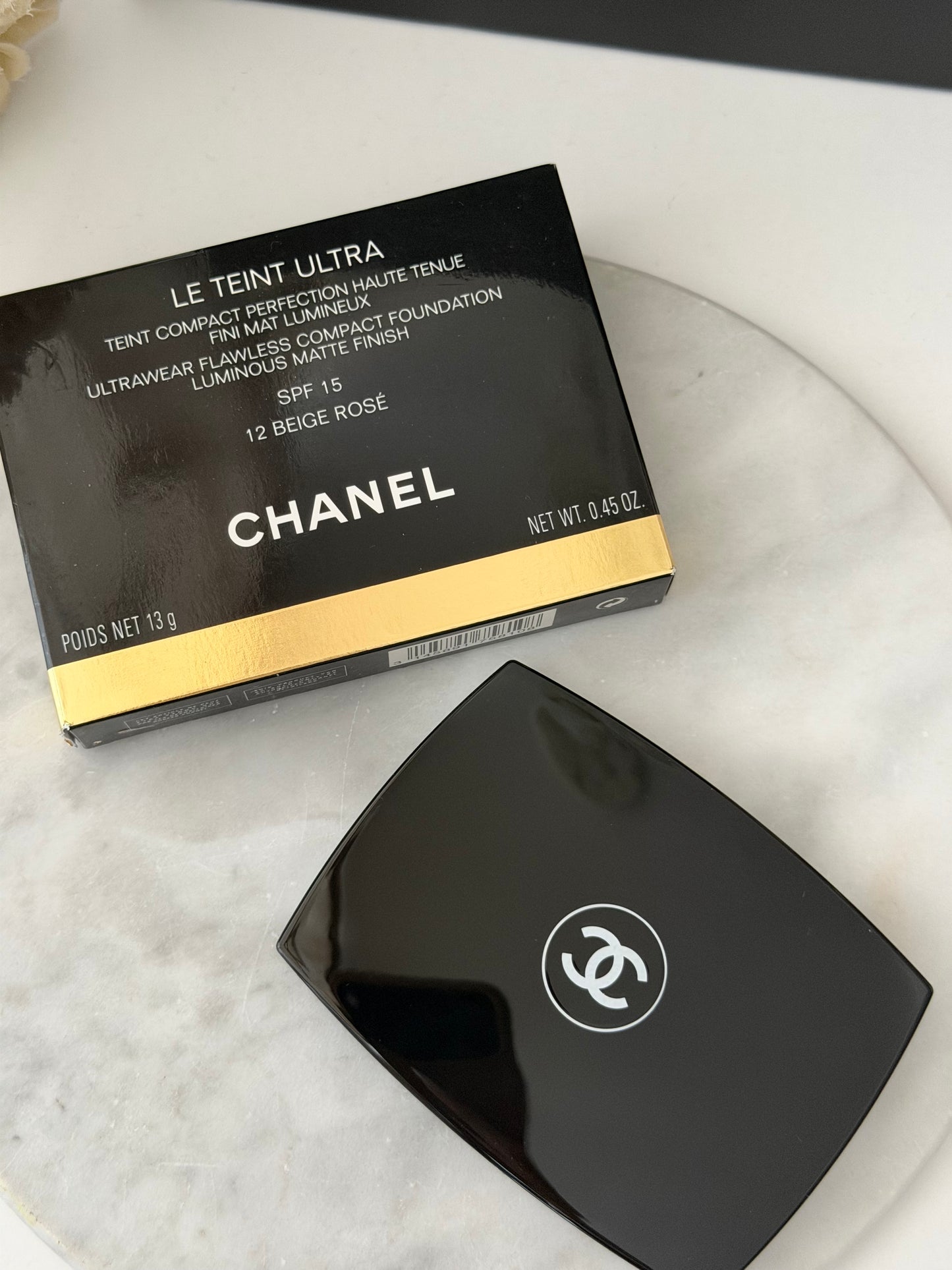 CHANEL Ultra Le Teint (12)
Ultrawear Compact Foundation All-Day Comfort Flawless Luminous Matte Finish SPF15