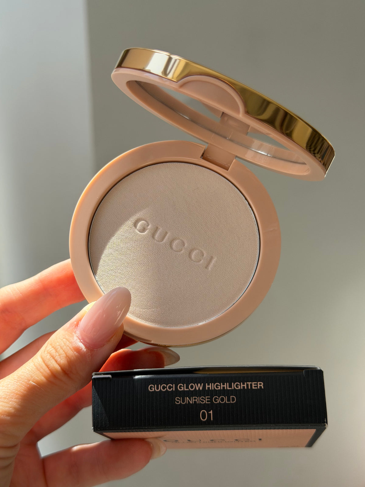 GUCCI Glow Highlighter (01)
Multi-Use Silky Illuminating Powder