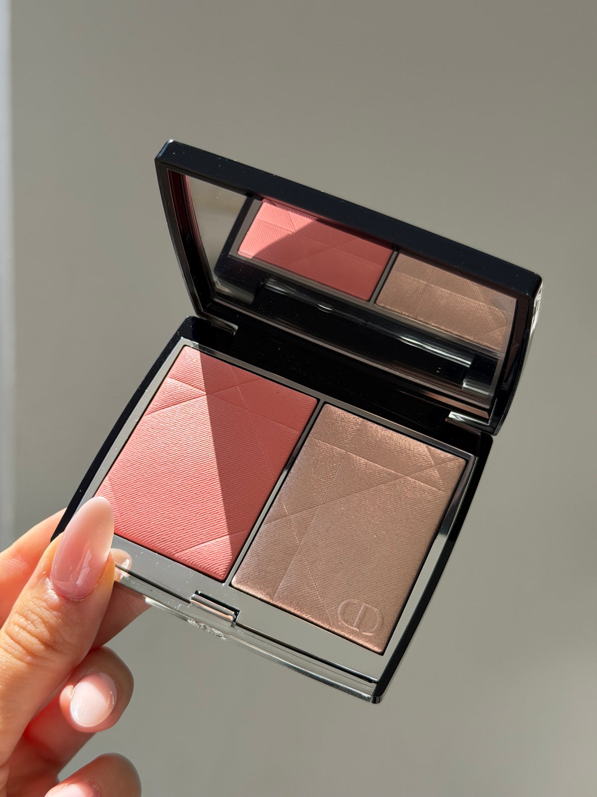 DIOR Rouge Blush Colour & Glow (257)
Multi-Use Face Palette – Color and Highlighter Duo