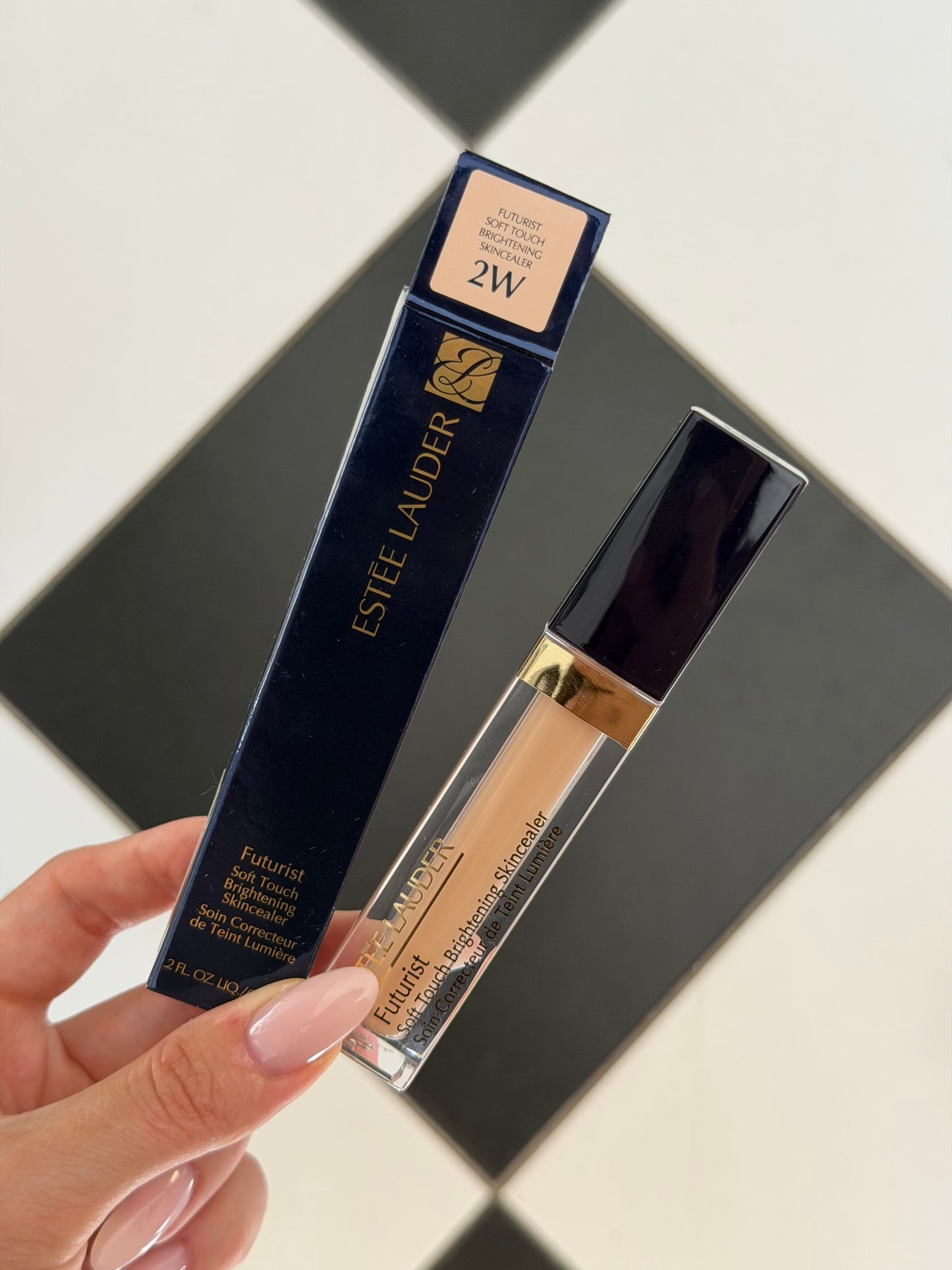 ESTÉE LAUDER Futurist
Soft Touch Brightening Skincealer Concealer (2W)