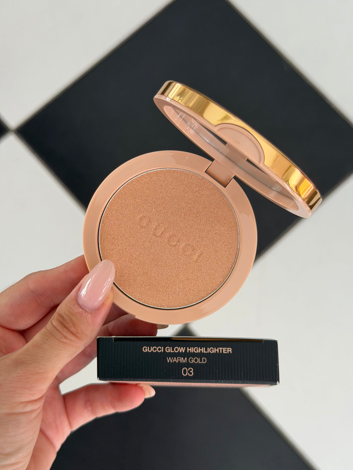 GUCCI Glow Highlighter (03)
Multi-Use Silky Illuminating Powder