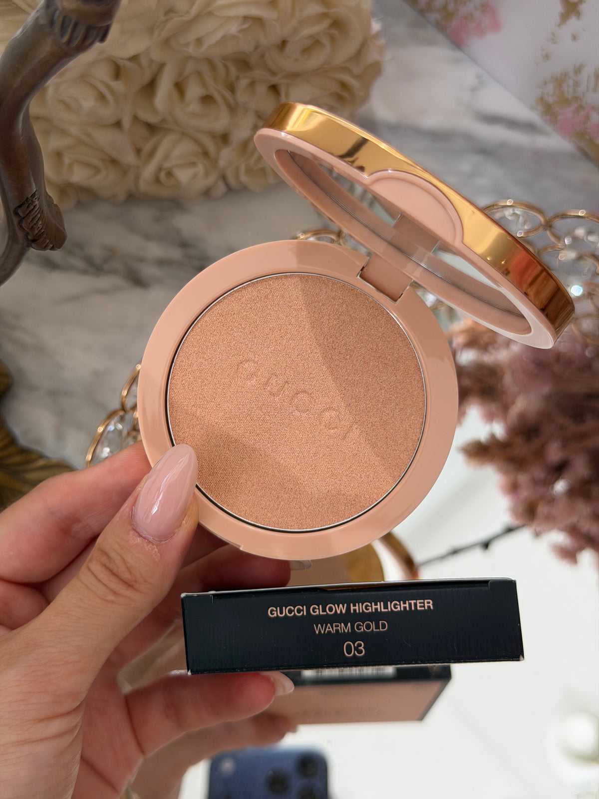 GUCCI Glow Highlighter (03)
Multi-Use Silky Illuminating Powder