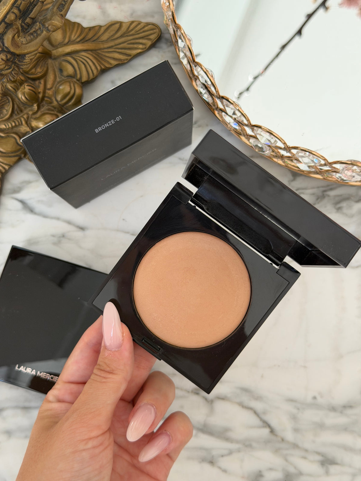 LAURA MERCIER Matte Radiance Baked Face Powder 
Soft Matte Radiance
