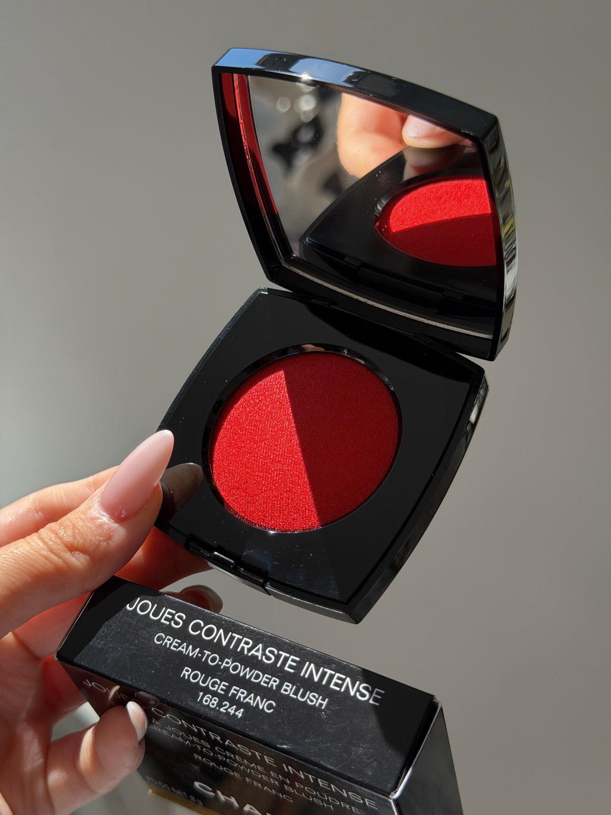 CHANEL Joues Contraste Intense
Cream-to-Powder Blush (Rouge Franc)