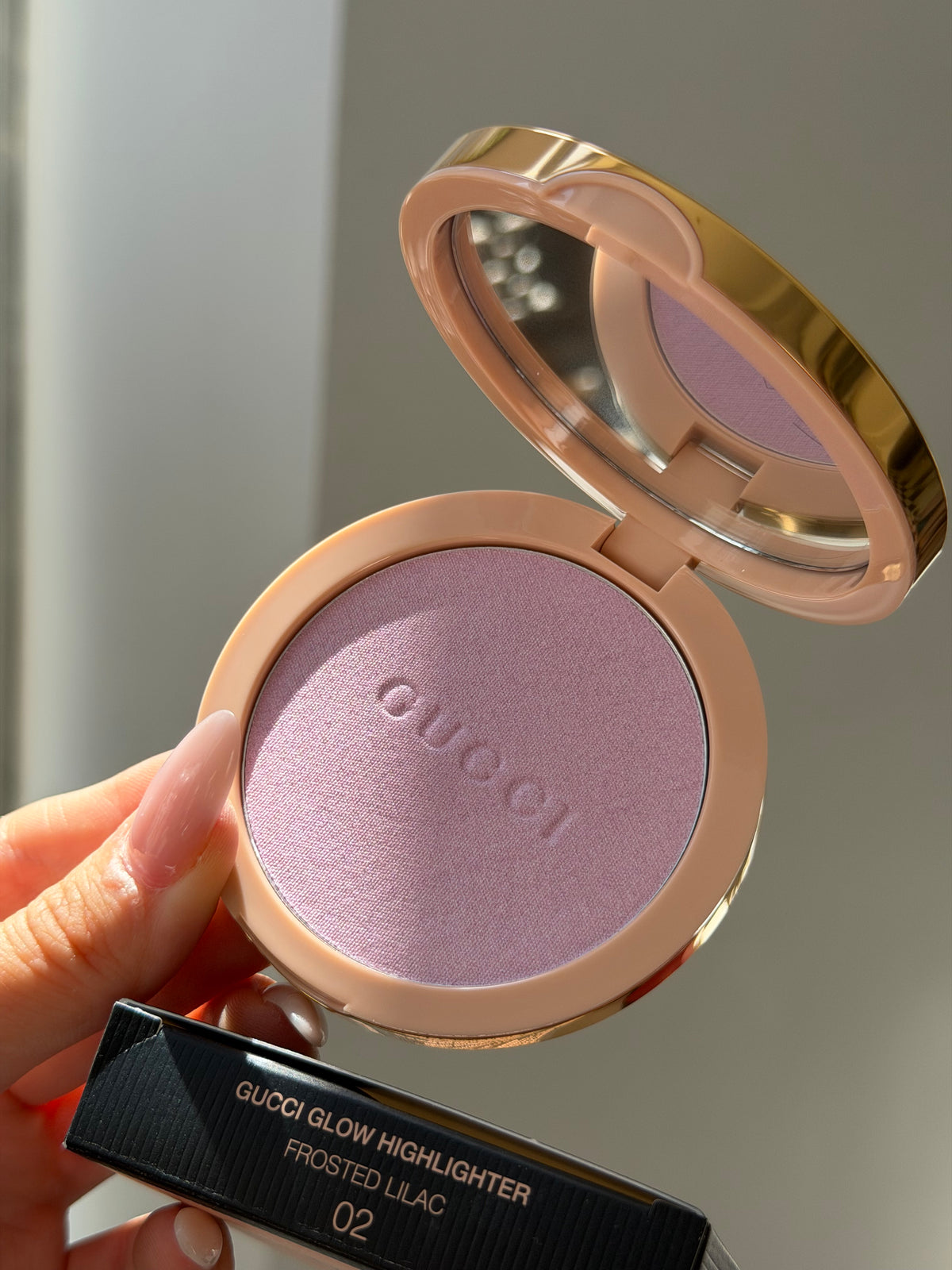 GUCCI Glow Highlighter (02)
Multi-Use Silky Illuminating Powder