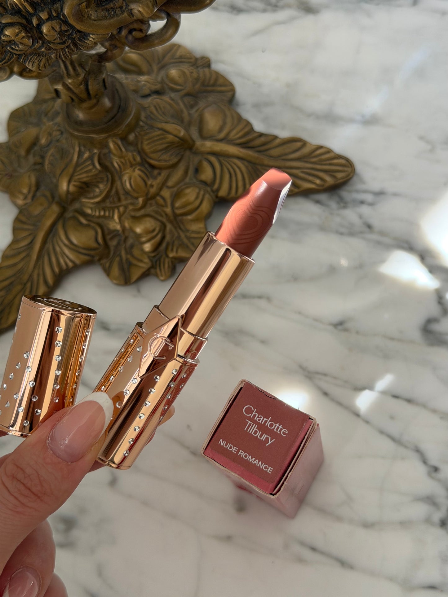 CHARLOTTE TILBURY
Look Of Love Lipstick
K.I.S.S.I.N.G - Nude Romance