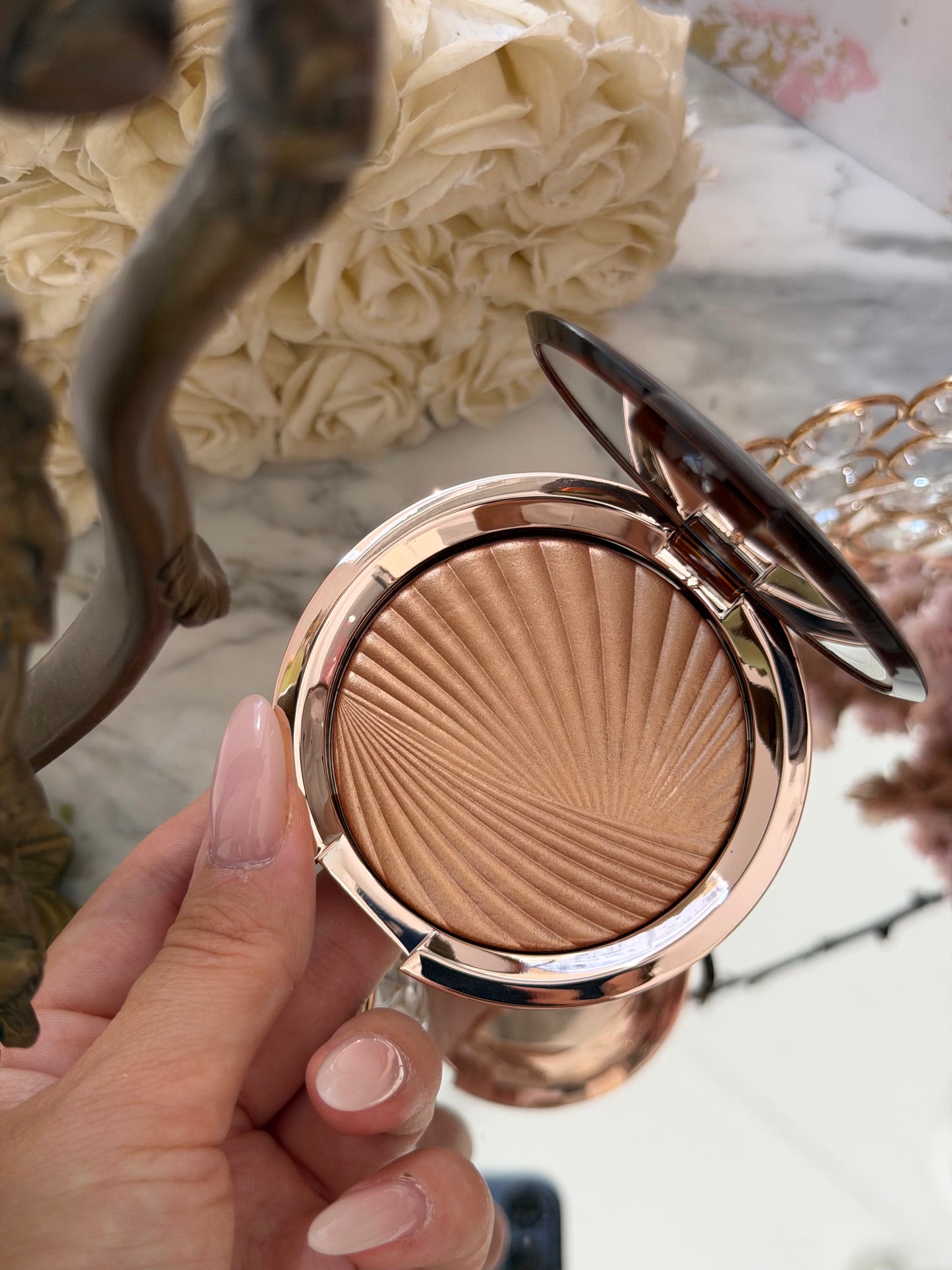 ESTÉE LAUDER Bronze Goddess
Highlighting Powder Gelée (02)