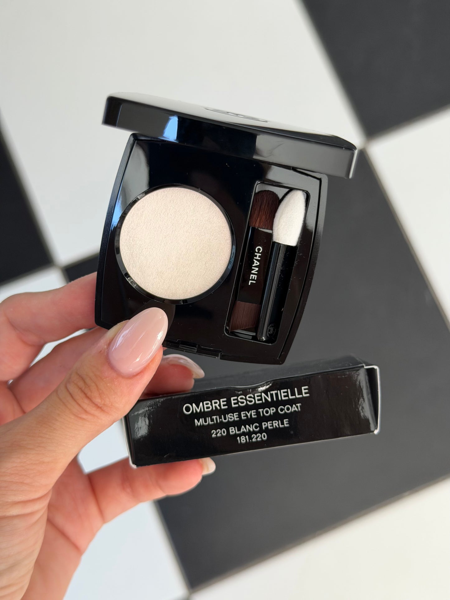 CHANEL Ombre Essentielle Multi-Use Longwearing Eyeshadow (220)