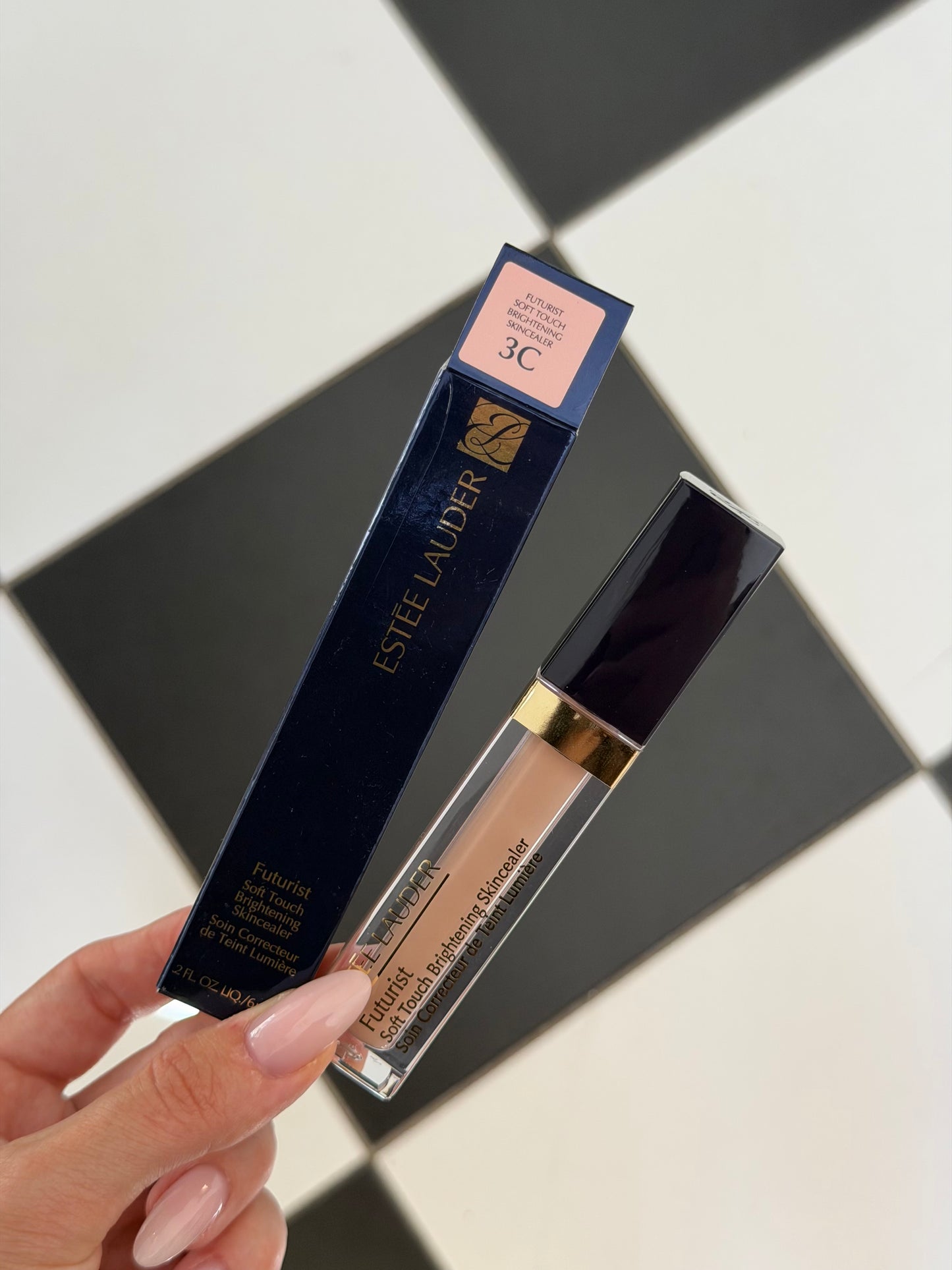ESTÉE LAUDER Futurist
Soft Touch Brightening Skincealer Concealer (3C)