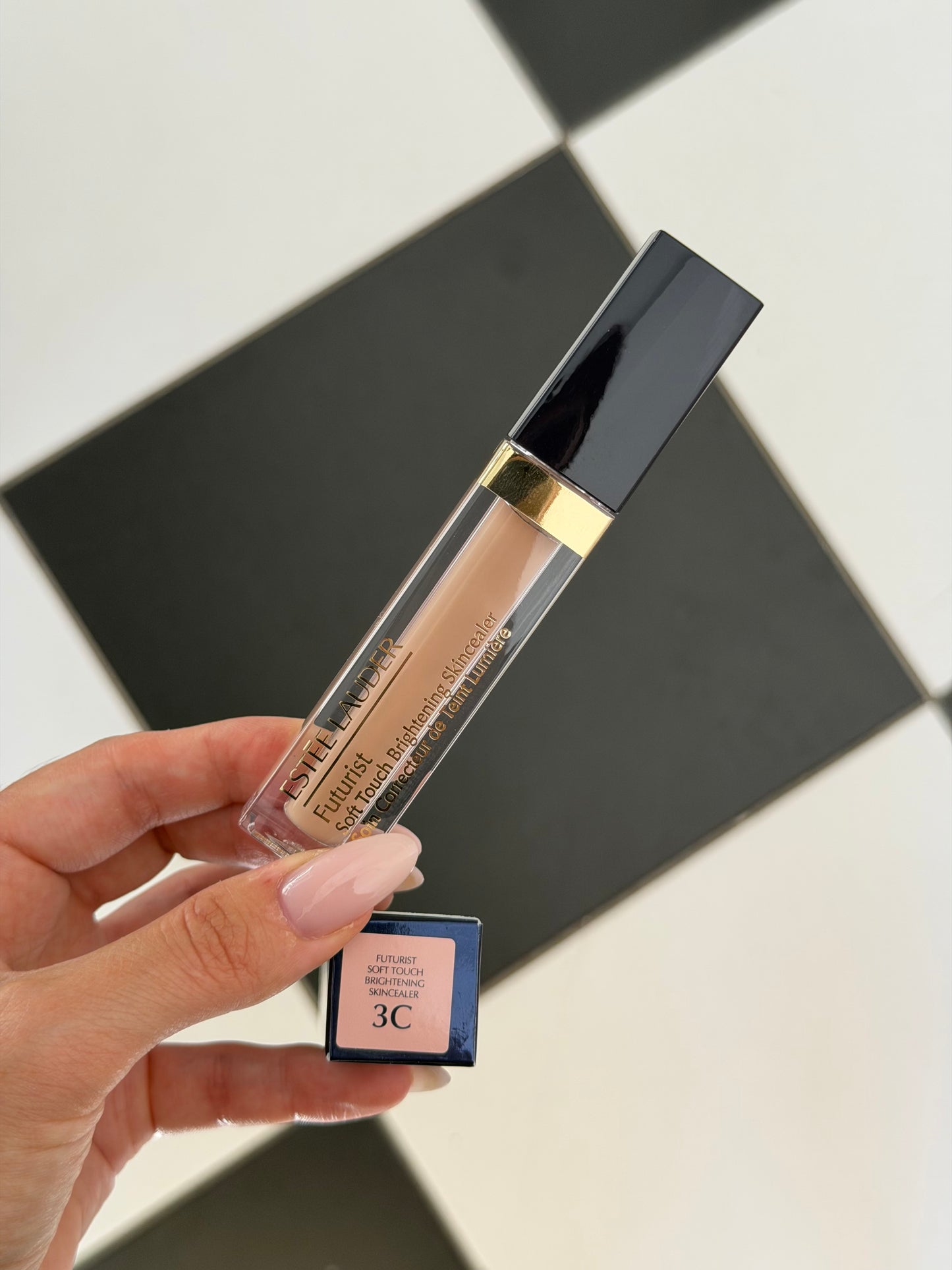 ESTÉE LAUDER Futurist
Soft Touch Brightening Skincealer Concealer (3C)