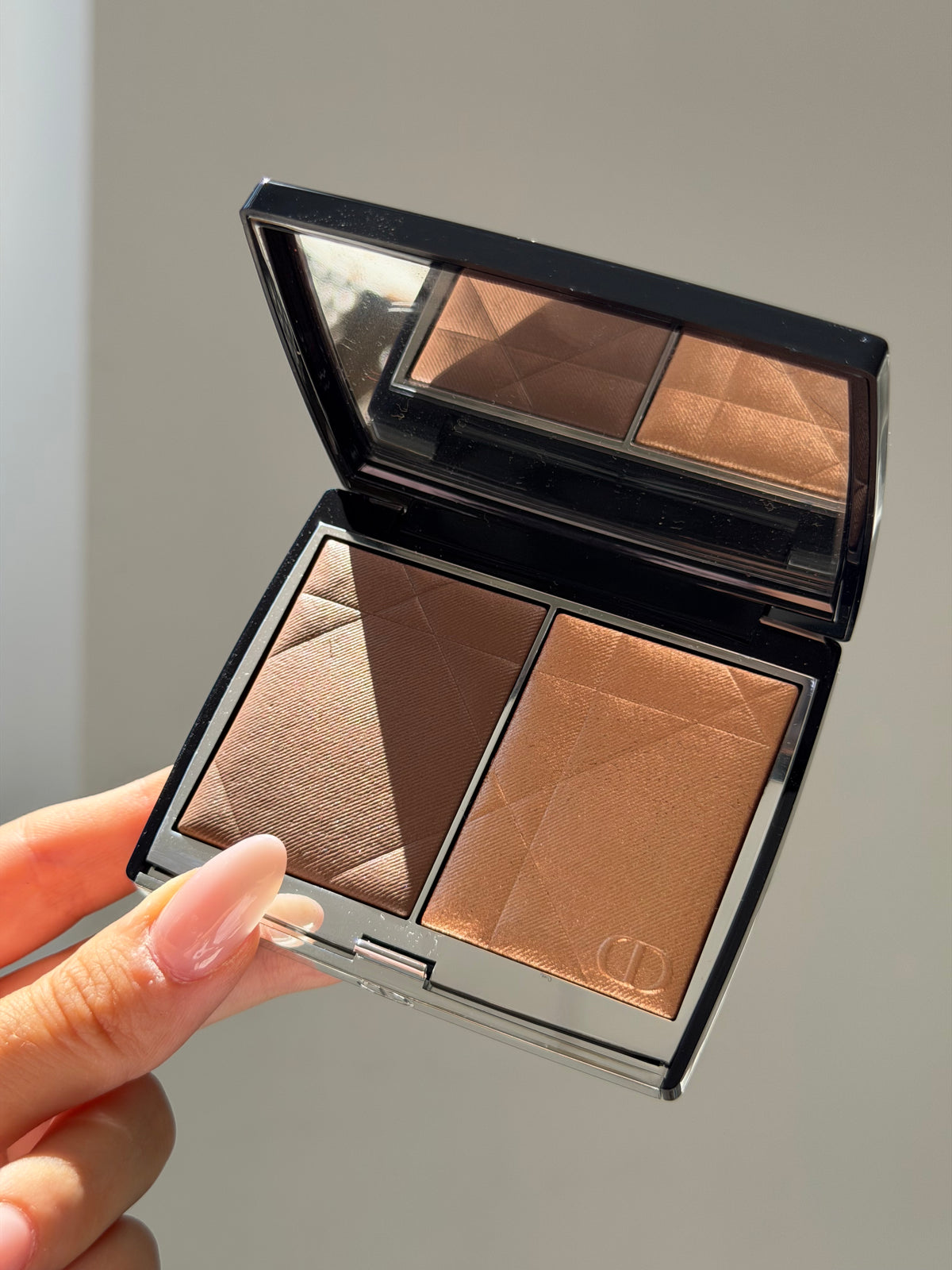 DIOR Rouge Blush Colour & Glow (200)
Multi-Use Face Palette – Color and Highlighter Duo