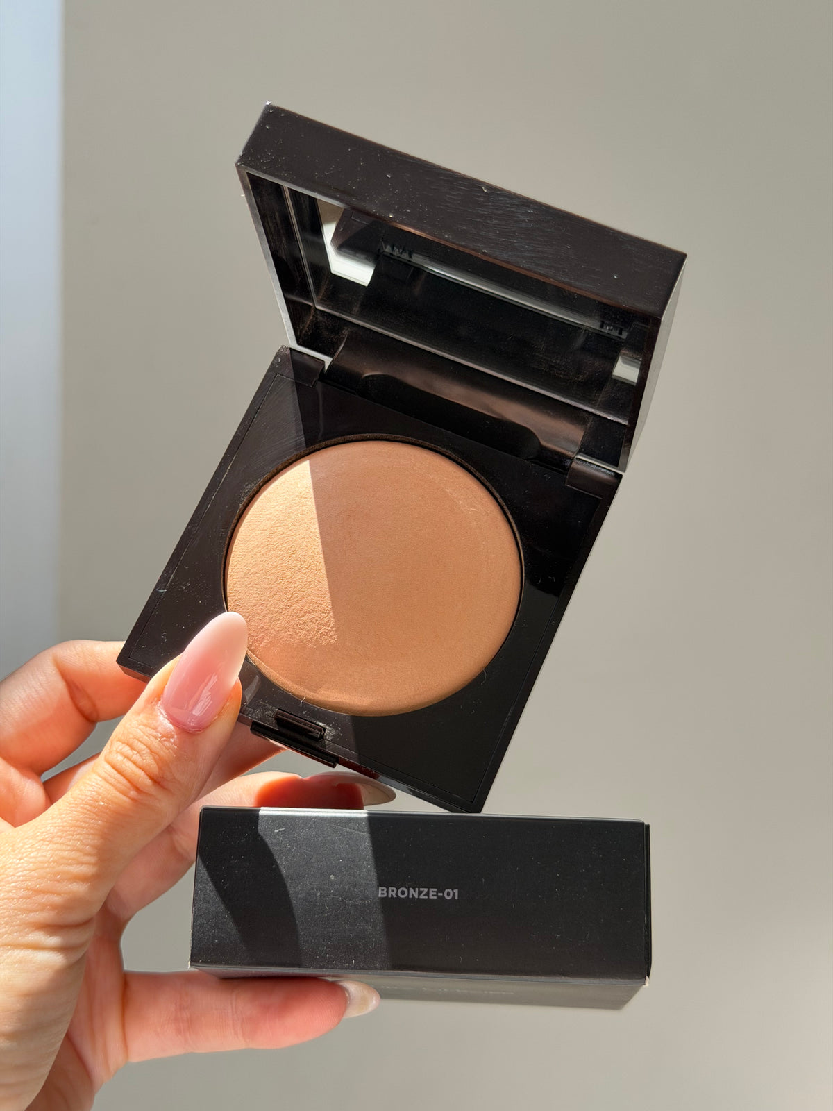 LAURA MERCIER Matte Radiance Baked Face Powder 
Soft Matte Radiance