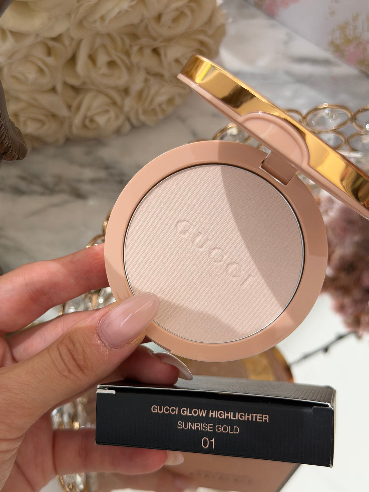 GUCCI Glow Highlighter (01)
Multi-Use Silky Illuminating Powder