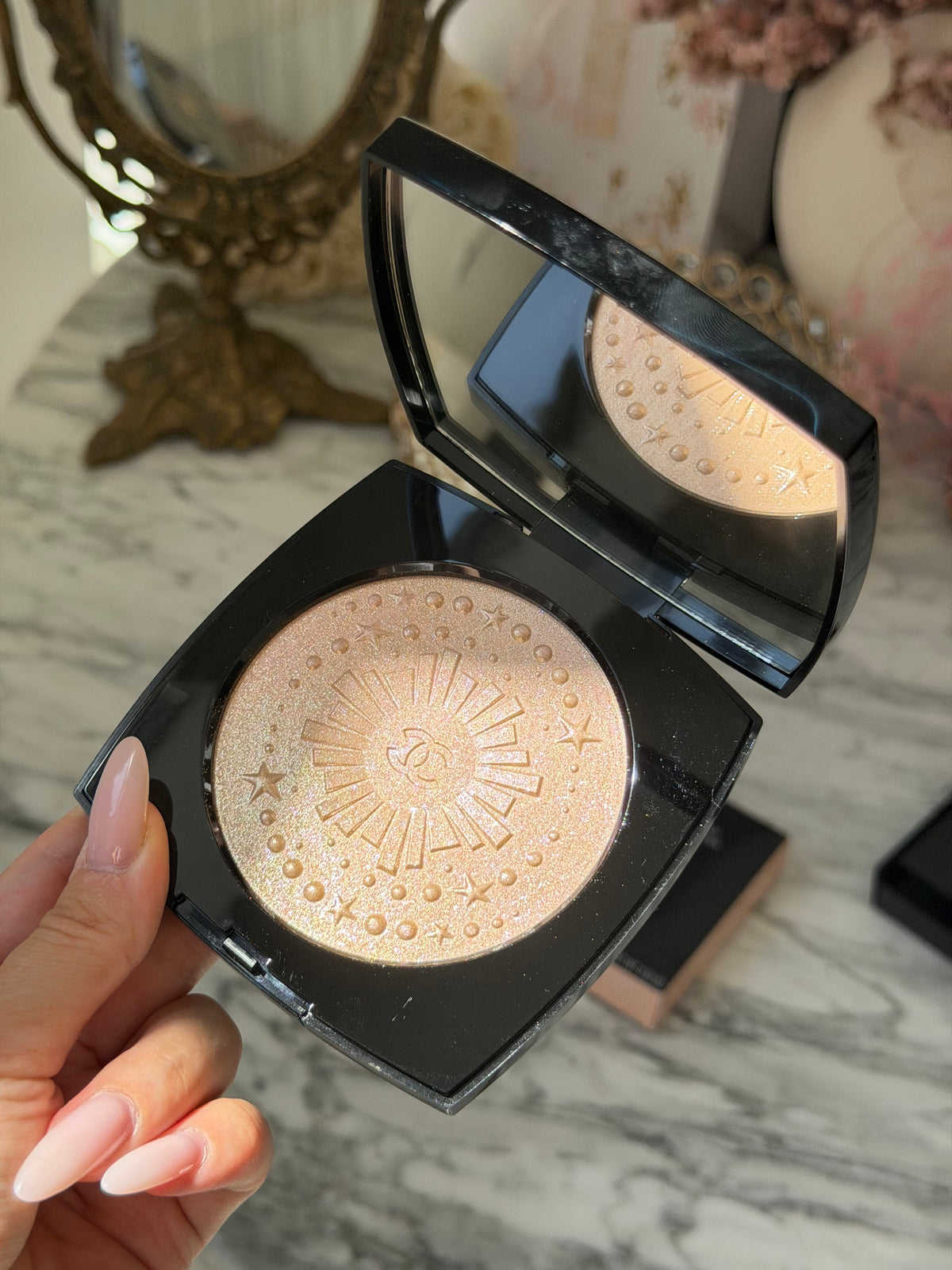 CHANEL Diamond Dust
Oversize Illuminating Powder