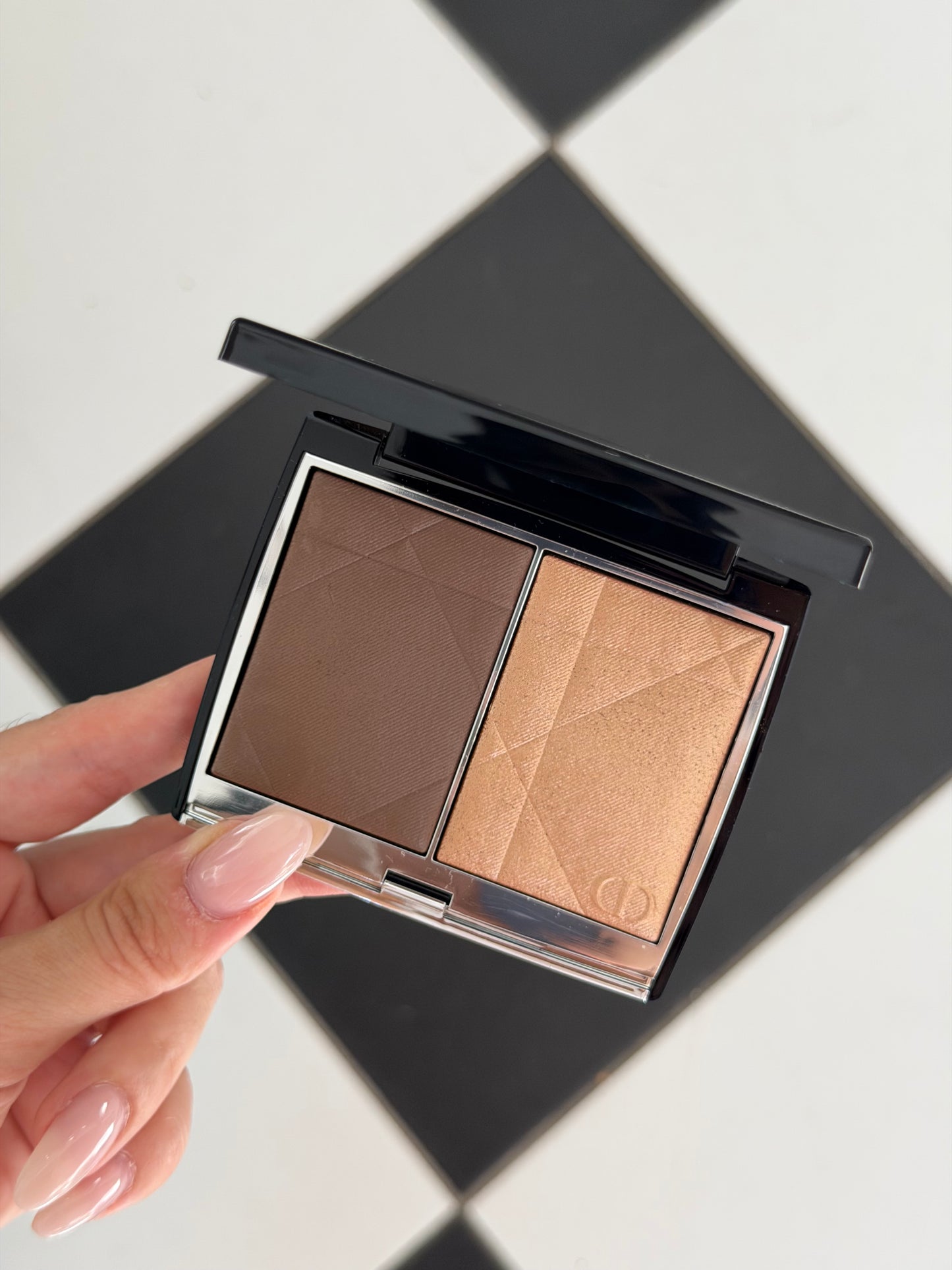 DIOR Rouge Blush Colour & Glow (200)
Multi-Use Face Palette – Color and Highlighter Duo