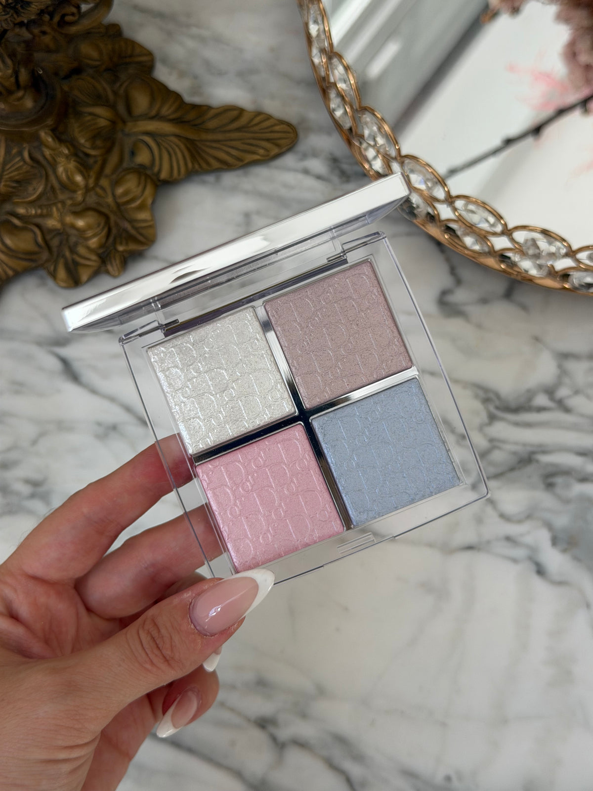 DIOR Backstage Glow Maximizer Palette (002)
Multi-Use Highlighter and Blush - Multi-Reflective Glow