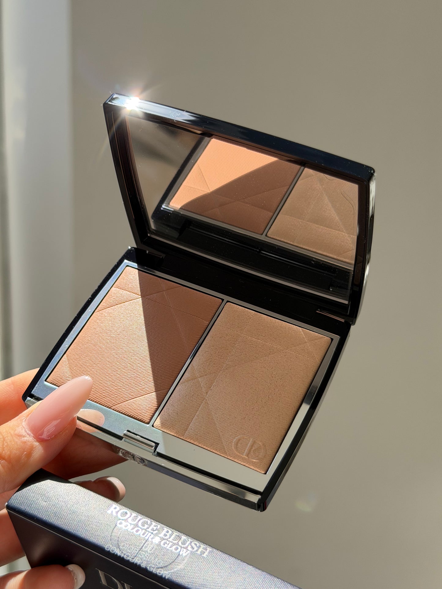 DIOR Rouge Blush Colour & Glow (100)
Multi-Use Face Palette – Color and Highlighter Duo