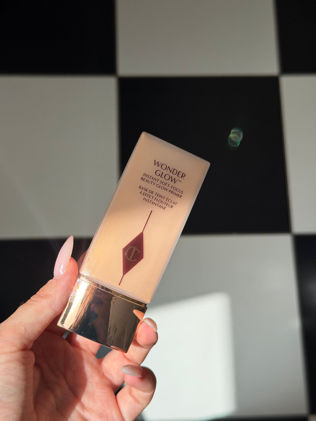 CHARLOTTE TILBURY
WonderGlow Primer
Instant Soft-Focus Beauty Glow