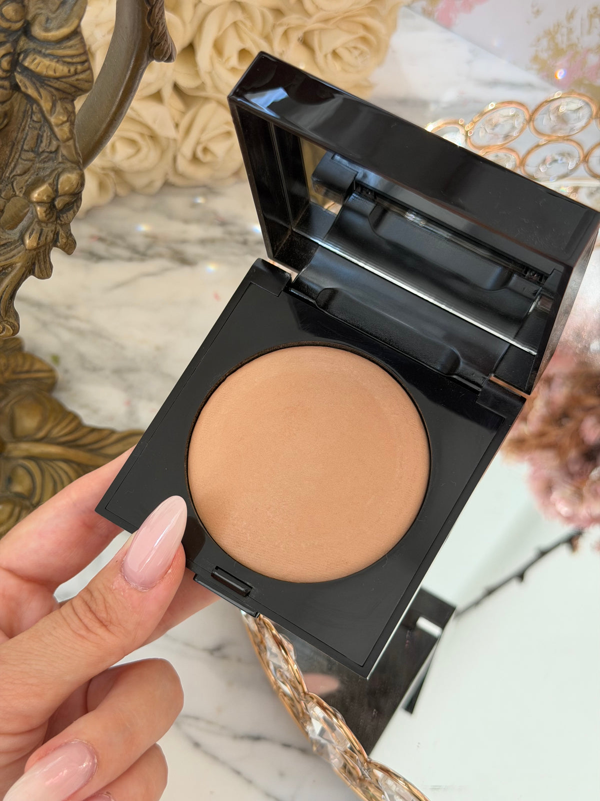 LAURA MERCIER Matte Radiance Baked Face Powder 
Soft Matte Radiance