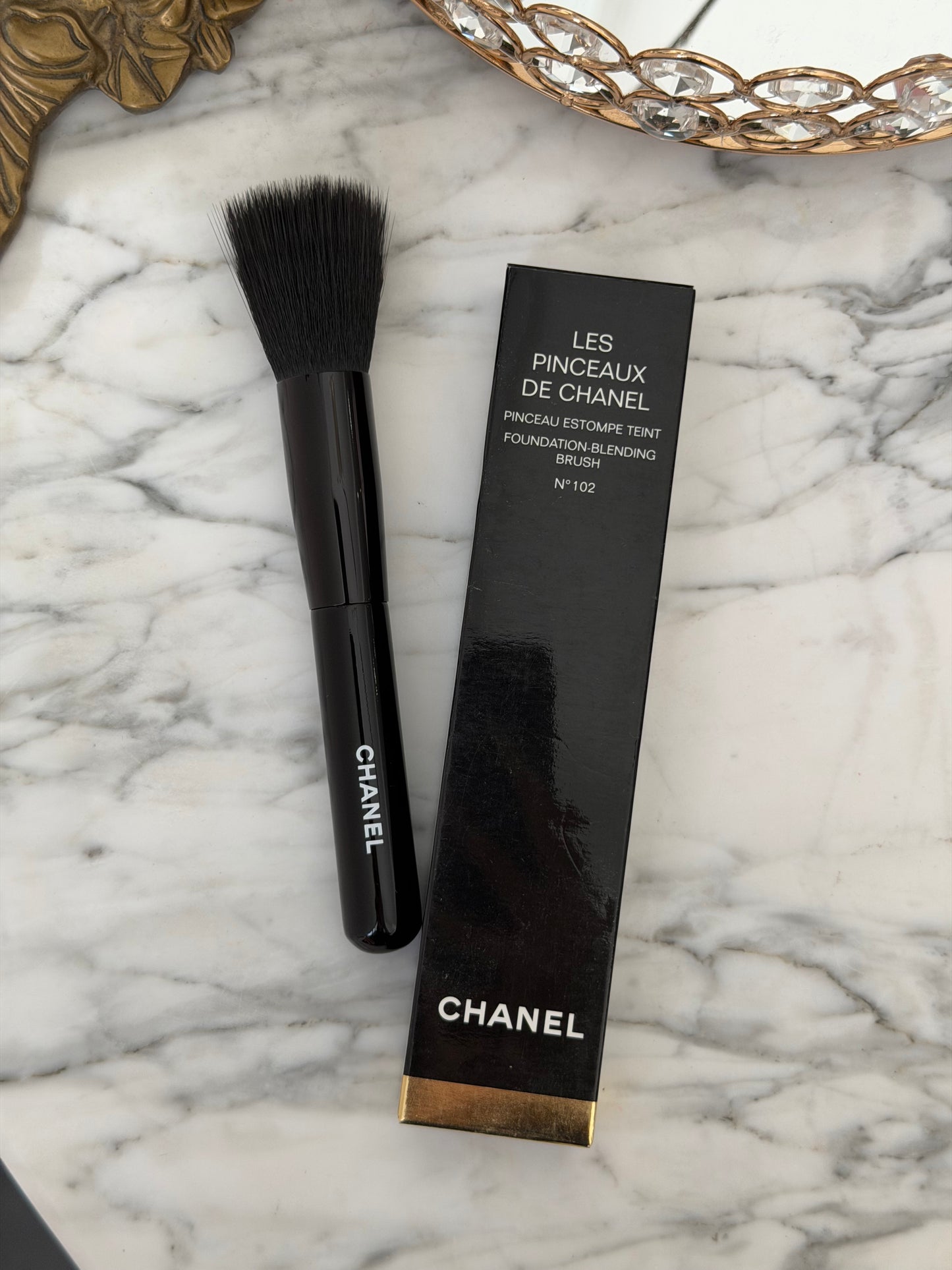 CHANEL Les Pinceaux De Chanel N°102
Fluid Foundation-Blending Brush