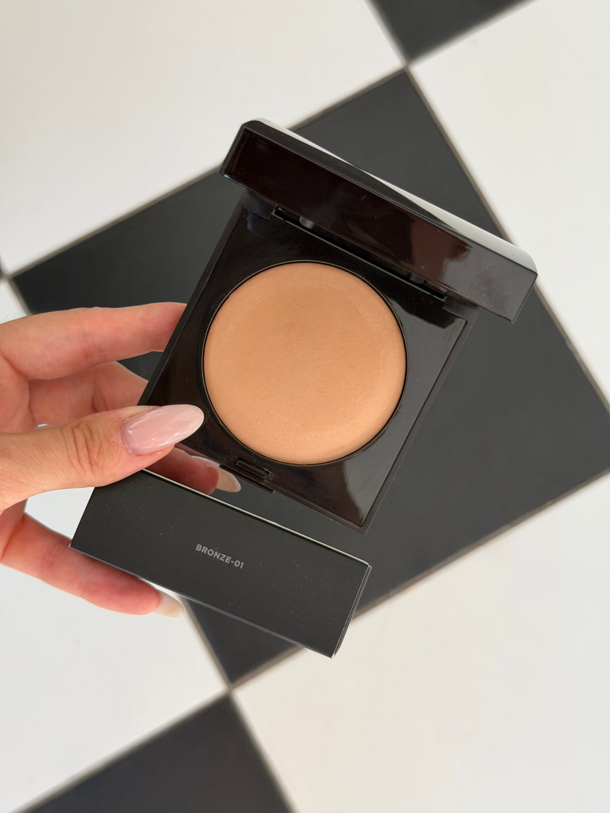 LAURA MERCIER Matte Radiance Baked Face Powder 
Soft Matte Radiance