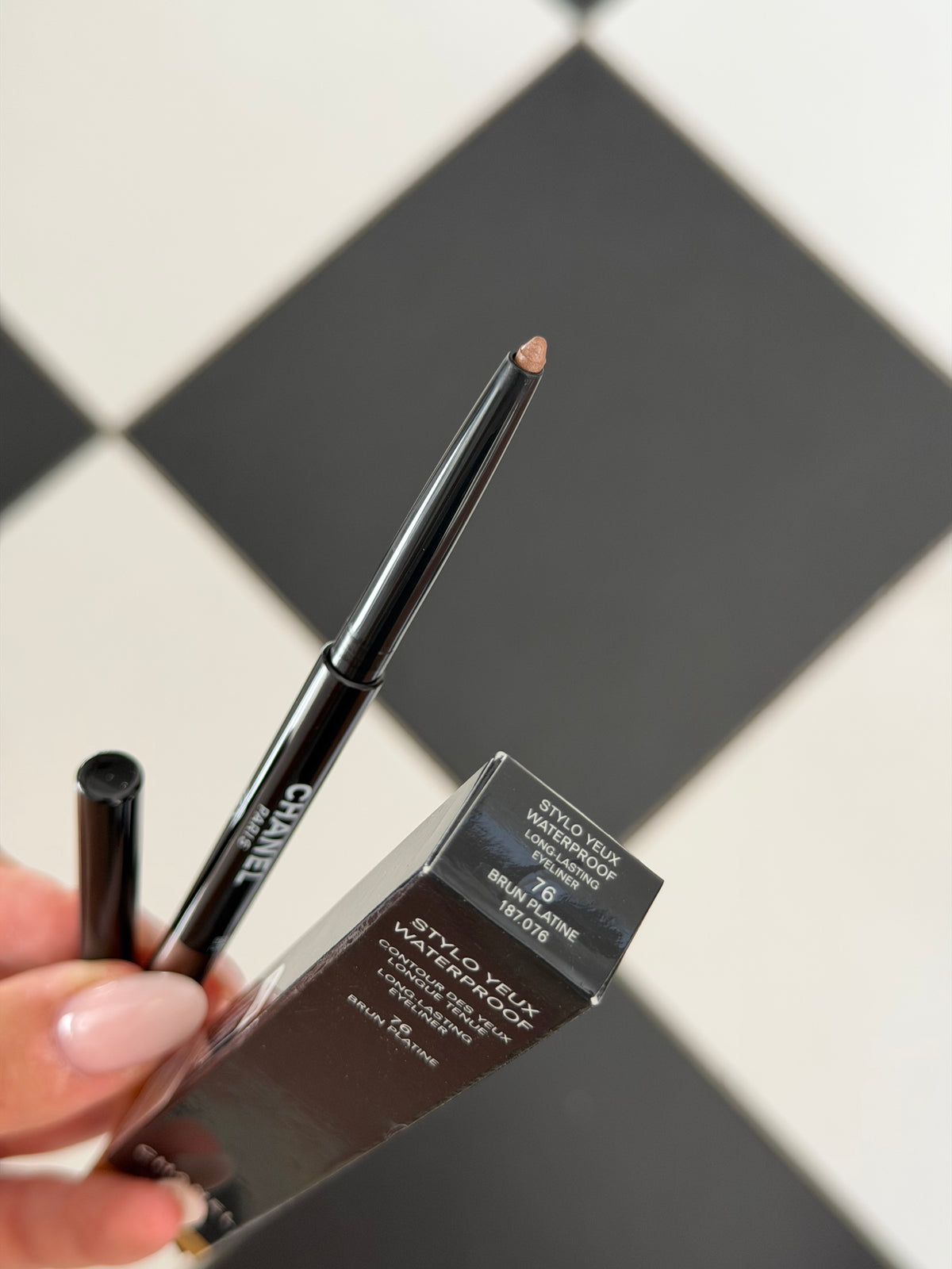 CHANEL Stylo Eyes Waterproof (76)
Long-Lasting Eyeliner