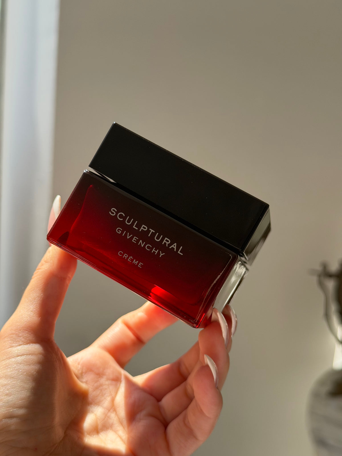 GIVENCHY
Sculptural Cream
Tense, Densify and Tonify Your Facial Contour and Volumes