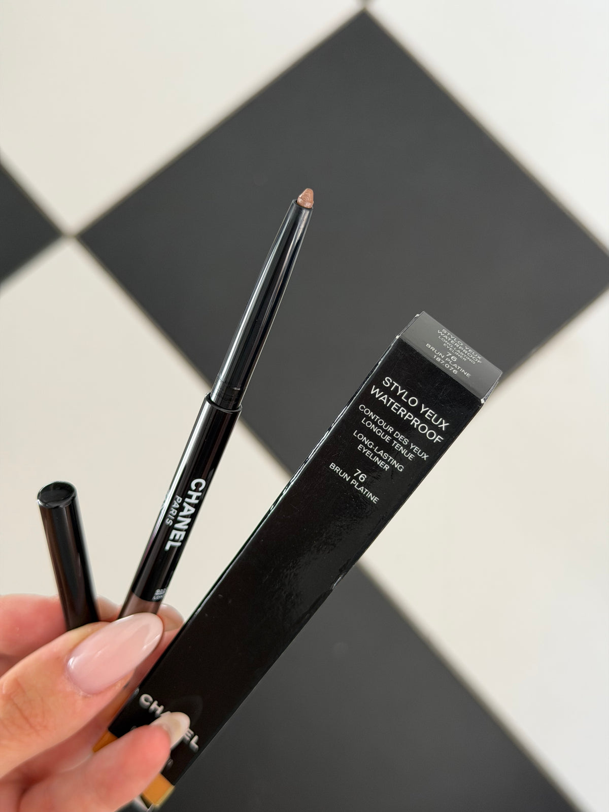 CHANEL Stylo Eyes Waterproof (76)
Long-Lasting Eyeliner