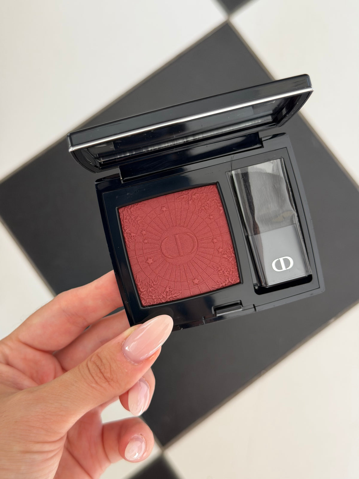 DIOR Rouge Blush Satin
Couture Colour Makeup - Long Wear (826)