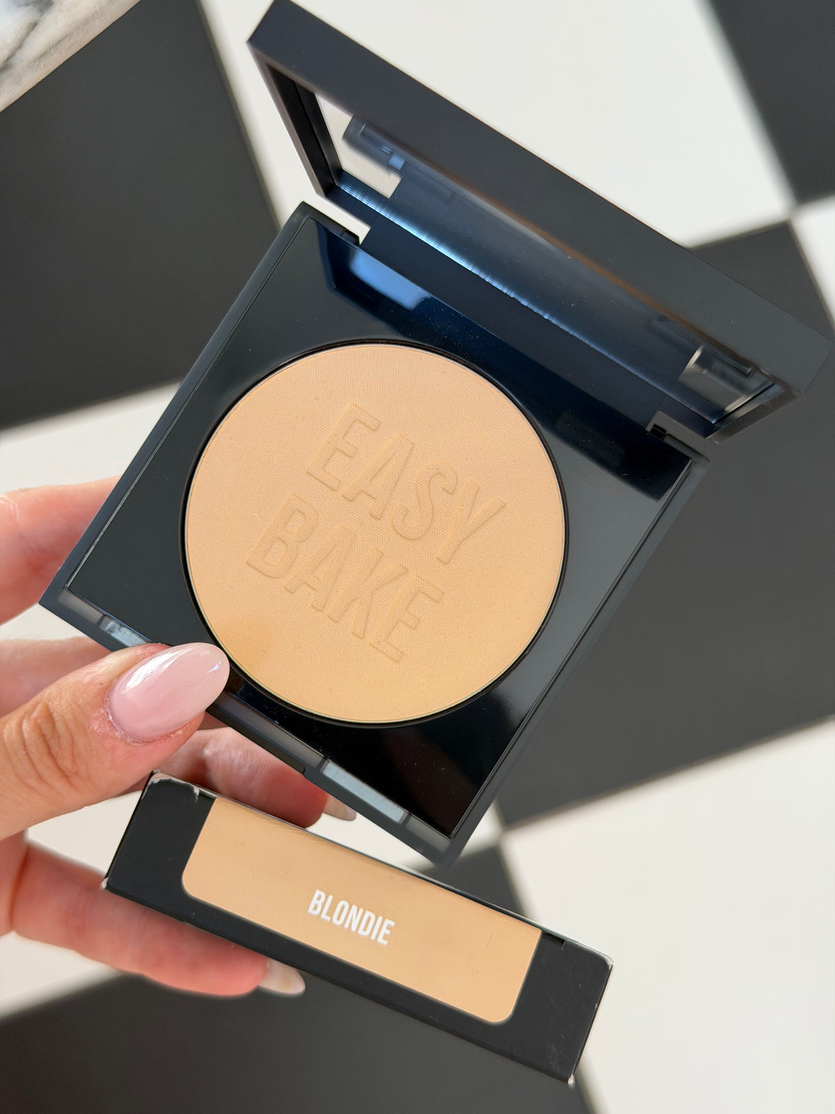 HUDA BEAUTY Easy Bake and Snatch Pressed Brightening and Setting Powder - Blondie
