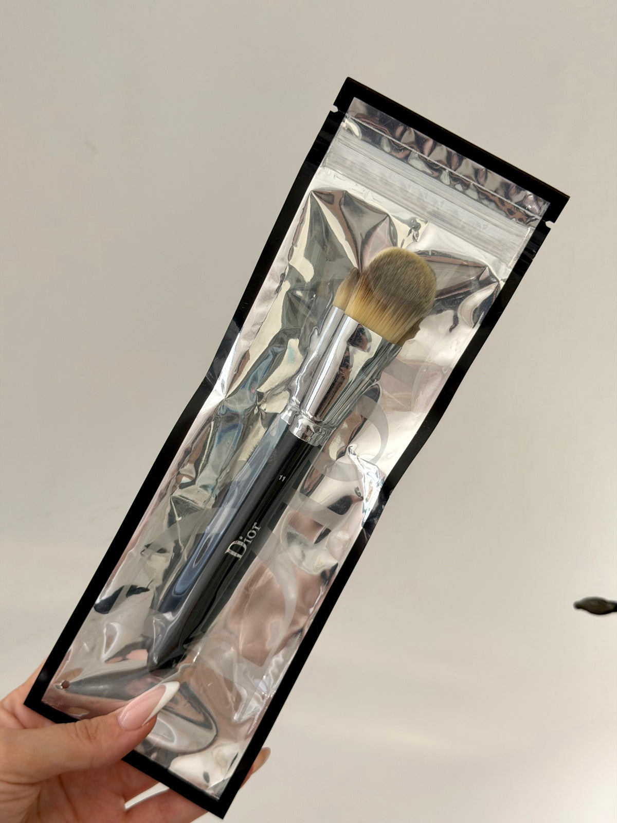 DIOR Backstage Brush N°11
Makeup Brush - Fluid Foundation Brush - Light Coverage