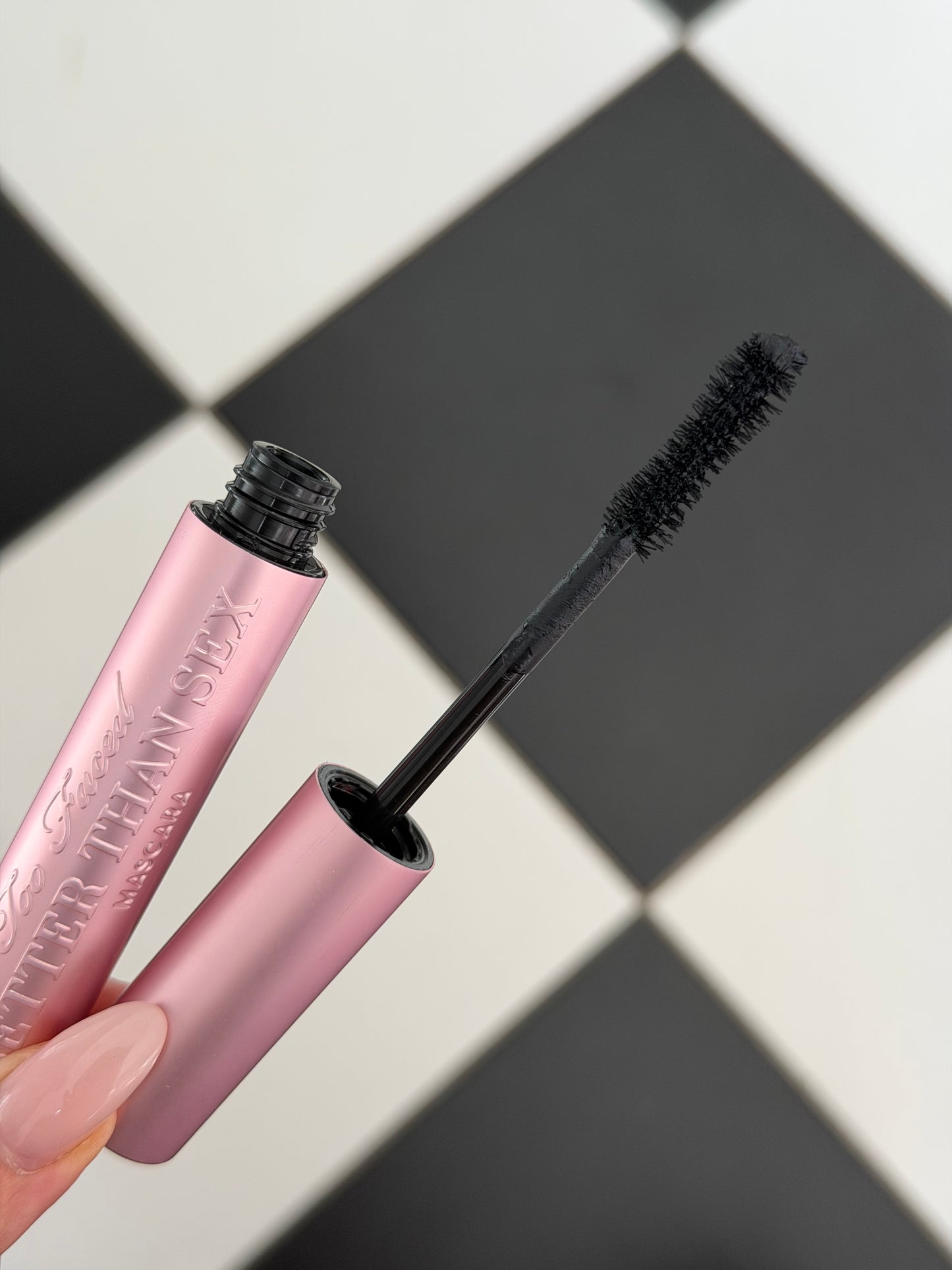 TOO FACED Better Than Sex Volumizing Mascara - Black
Dramatic Volume & Longer Lashes