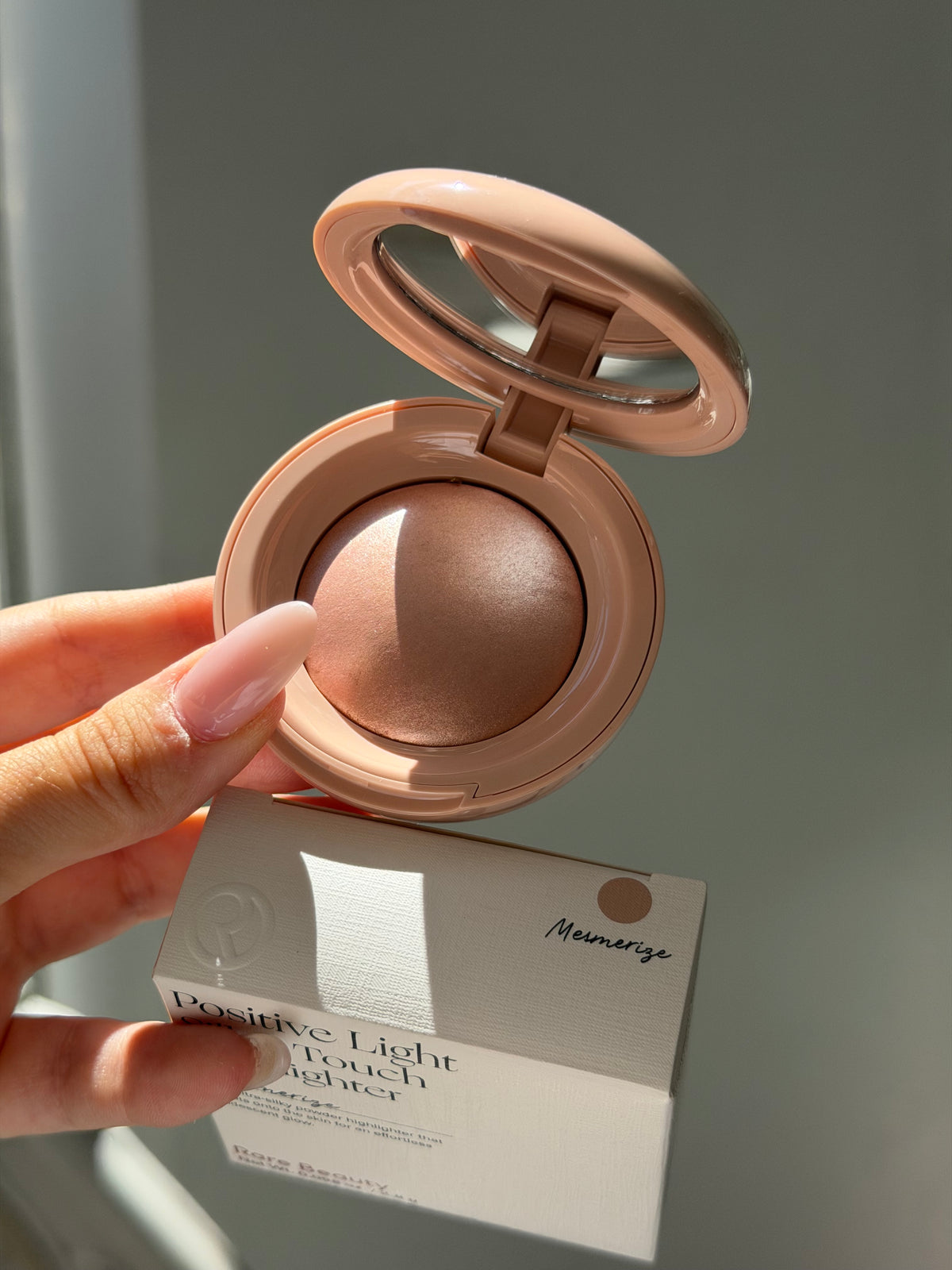 RARE BEAUTY Positive Light Silky Touch Highlighter - Mesmerize