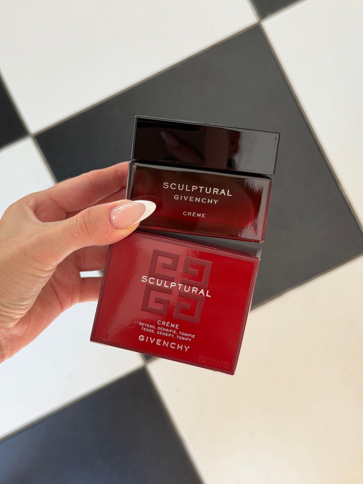 GIVENCHY
Sculptural Cream
Tense, Densify and Tonify Your Facial Contour and Volumes