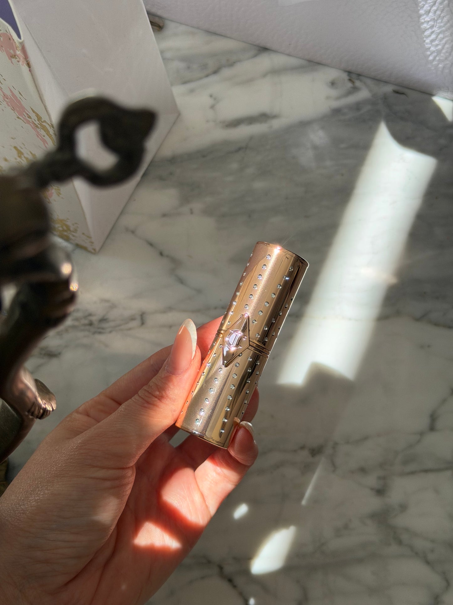 CHARLOTTE TILBURY
Look Of Love Lipstick
K.I.S.S.I.N.G - Nude Romance