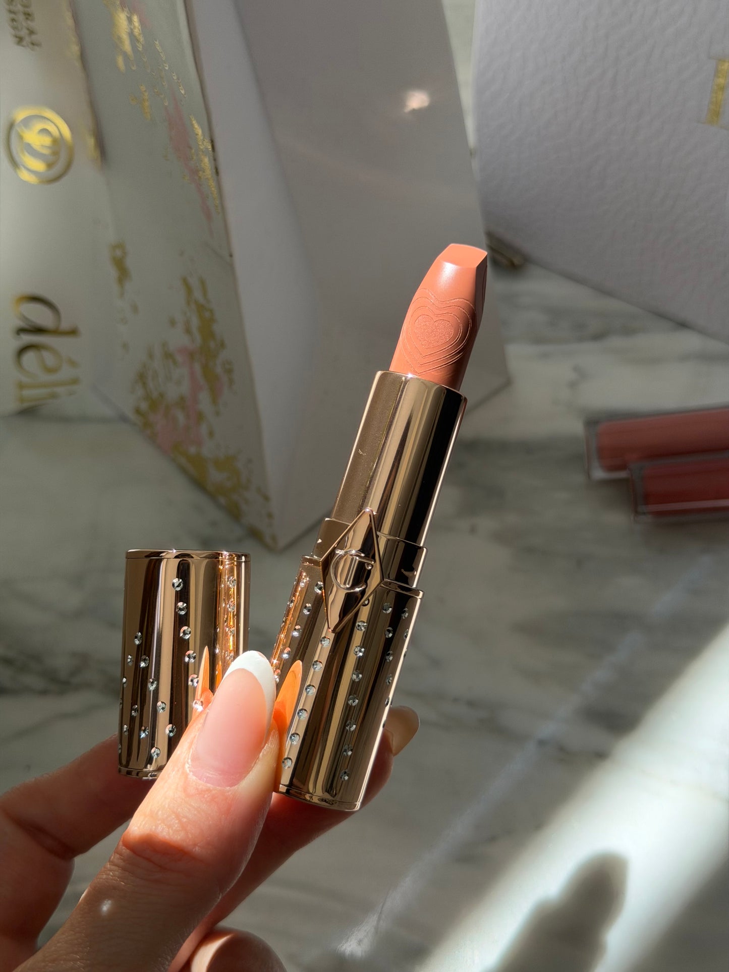 CHARLOTTE TILBURY
Look Of Love Lipstick
K.I.S.S.I.N.G - Nude Romance