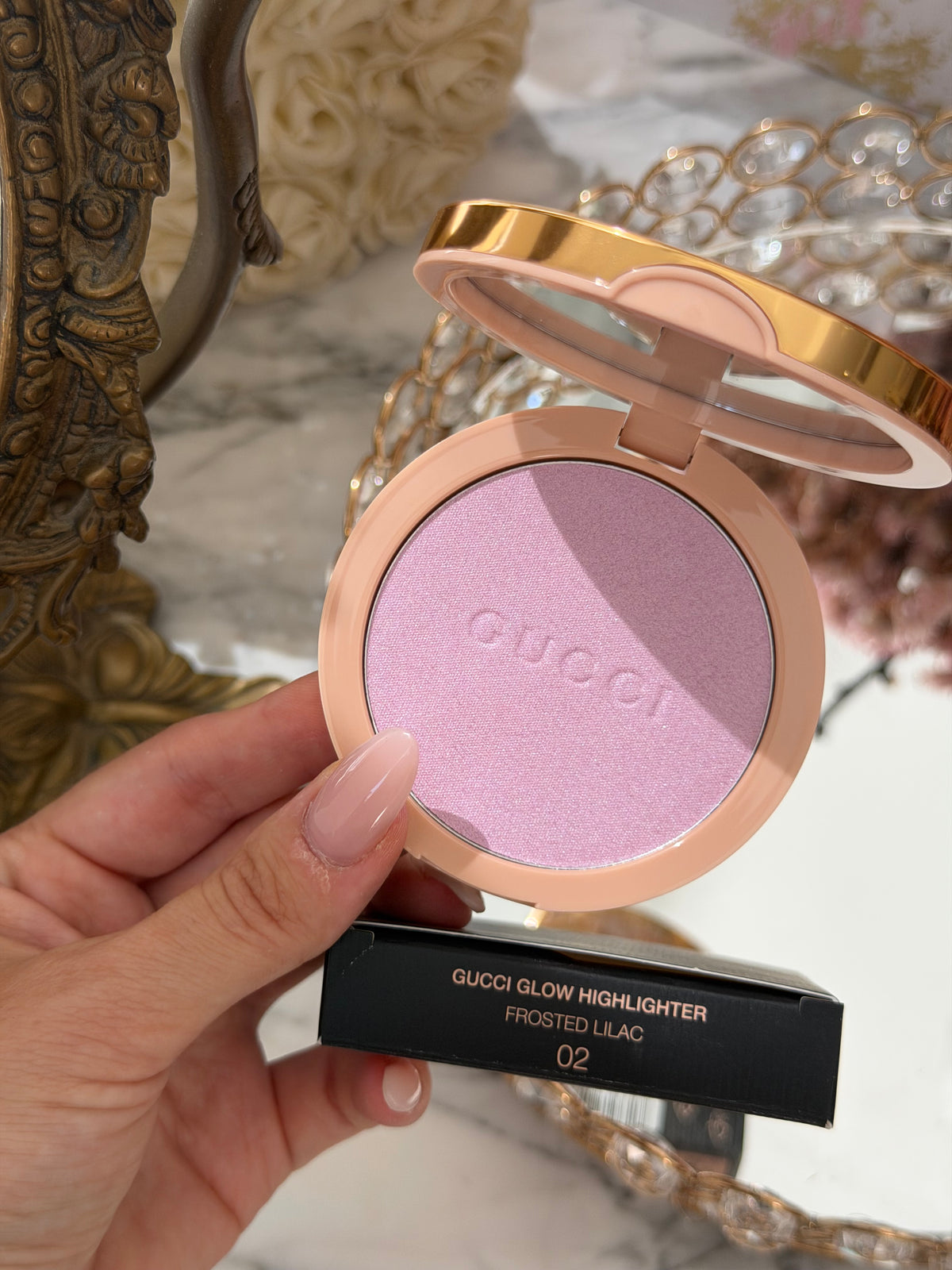 GUCCI Glow Highlighter (02)
Multi-Use Silky Illuminating Powder