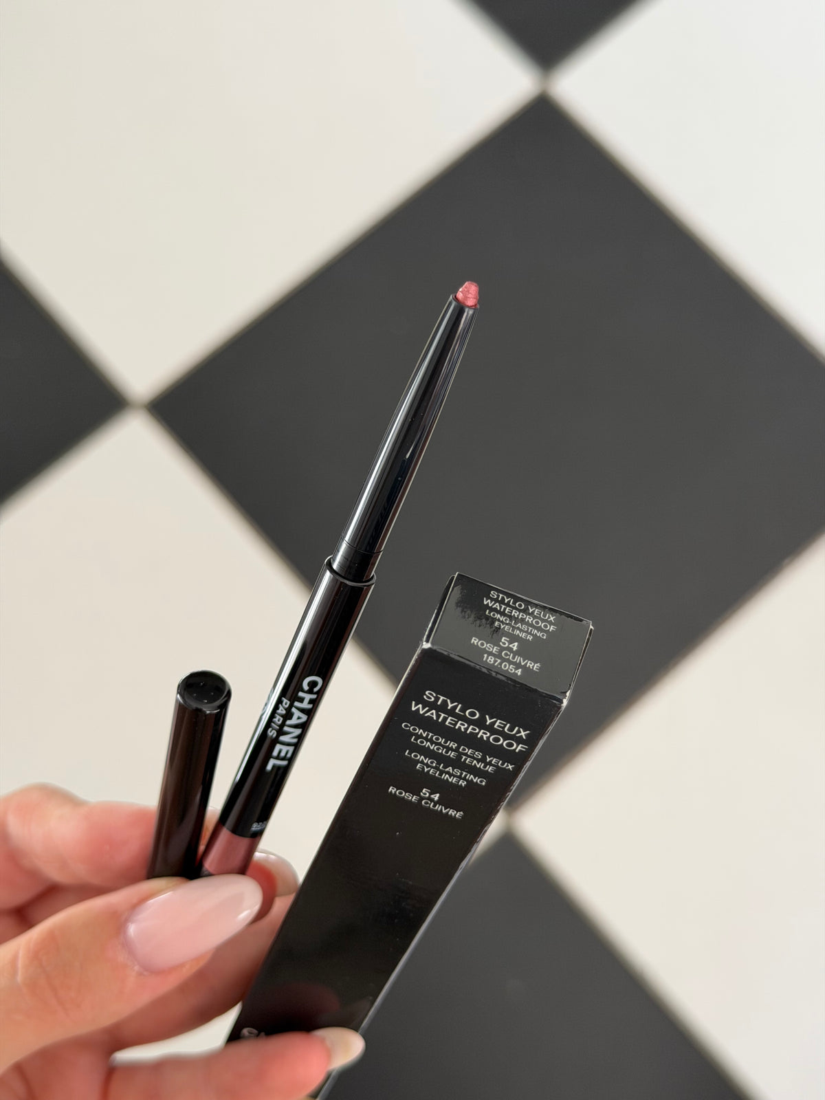 CHANEL Stylo Eyes Waterproof (54)
Long-Lasting Eyeliner