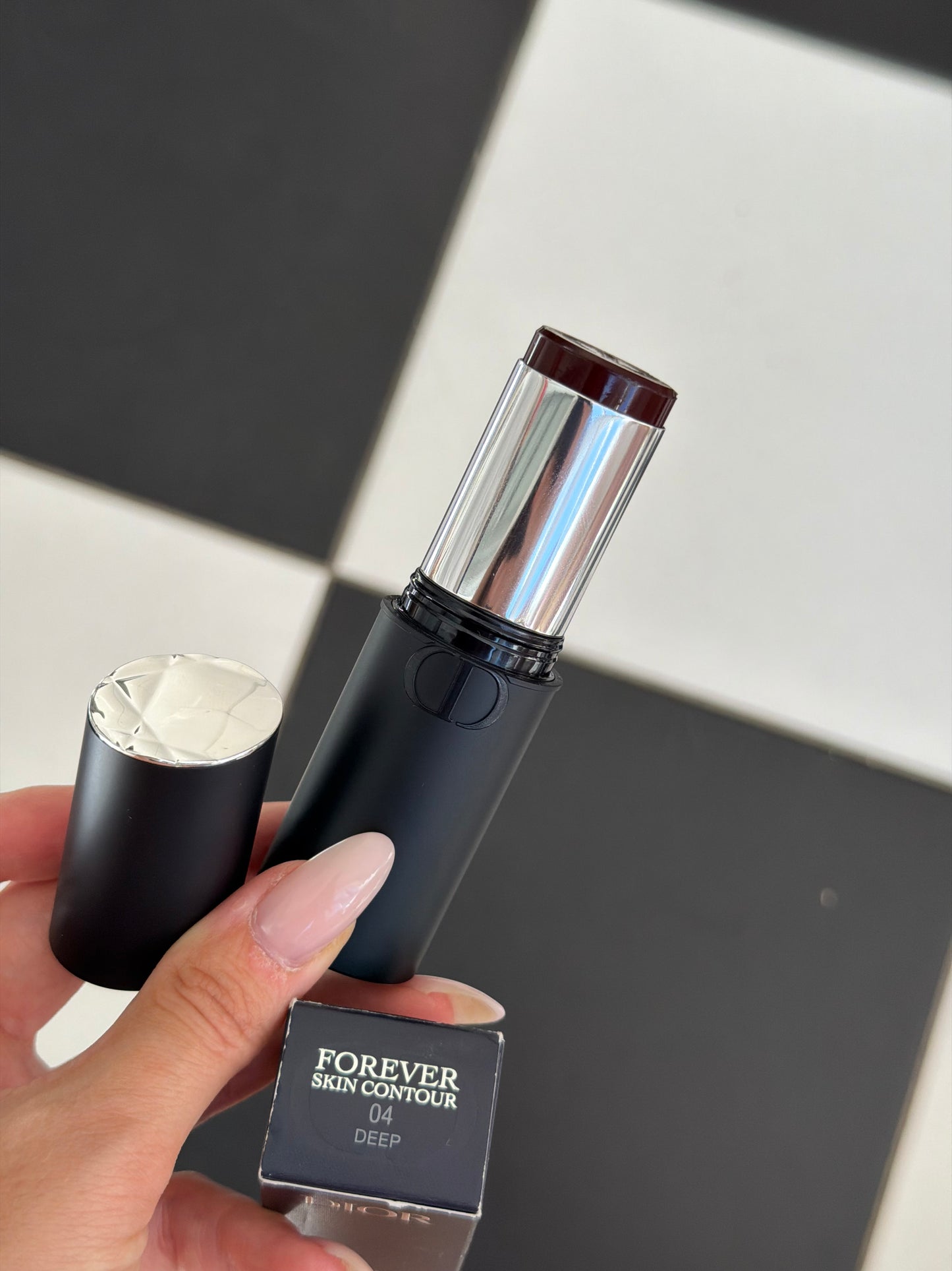 DIOR Forever Skin Contour (04)
Sculpting and Bronzing Face Stick - Seamless Perfection - 24H Wear and Hydration