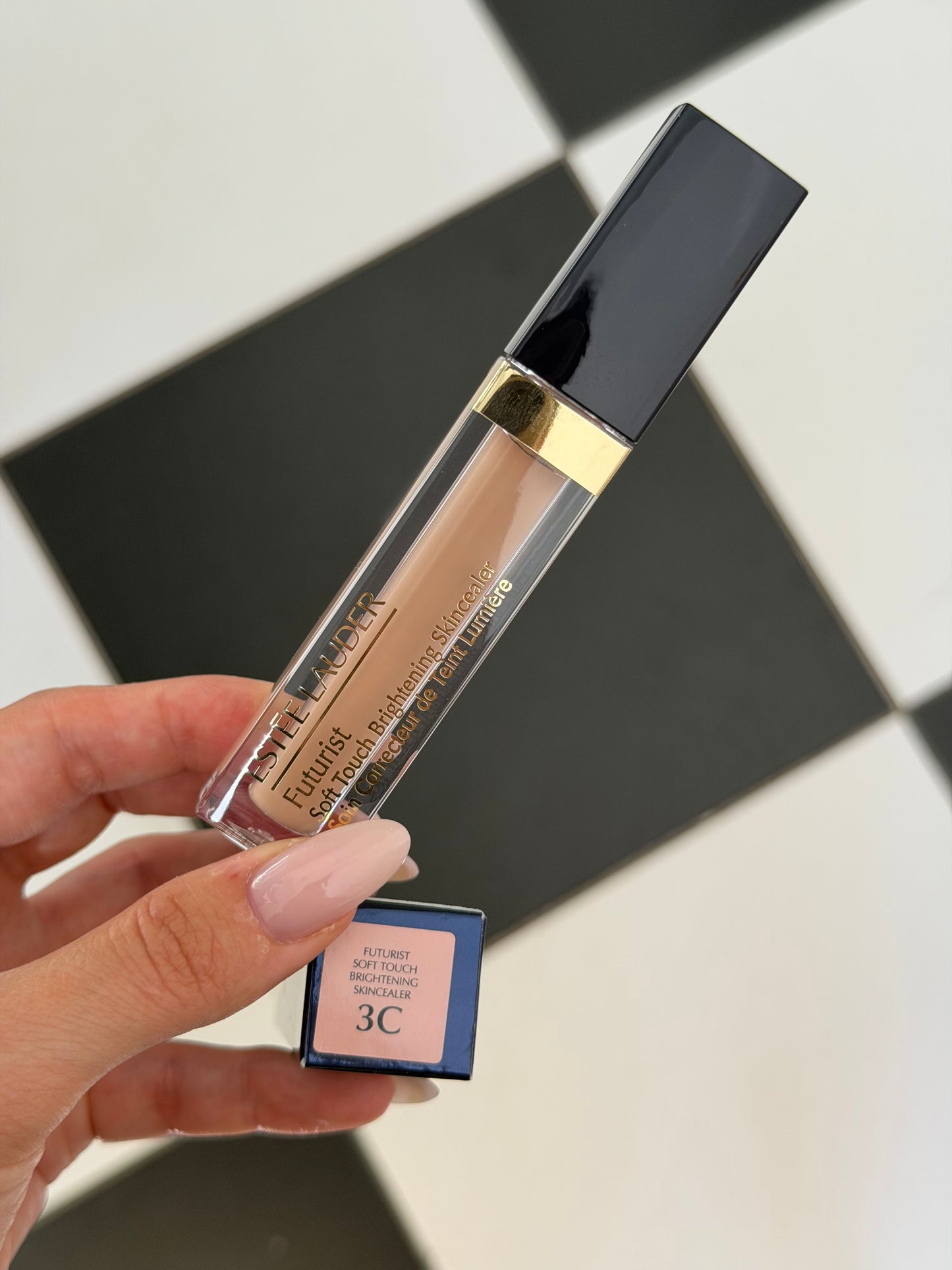 ESTÉE LAUDER Futurist
Soft Touch Brightening Skincealer Concealer (3C)